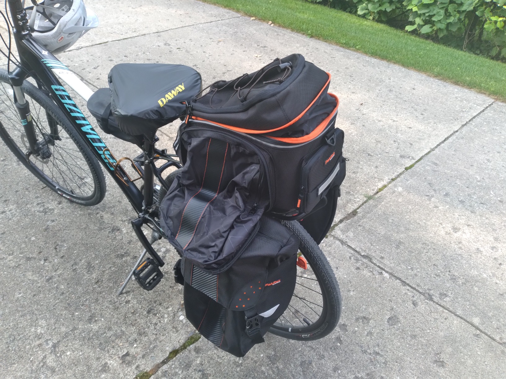 Ibera Bike Bag Expandable Commuter 17-23L - Clip-On Bike Rack Bag with Panniers & Strap - Hard Base, Reflective Trim & Taillight Ready - Ideal for Commuting & Touring customer photo 2
