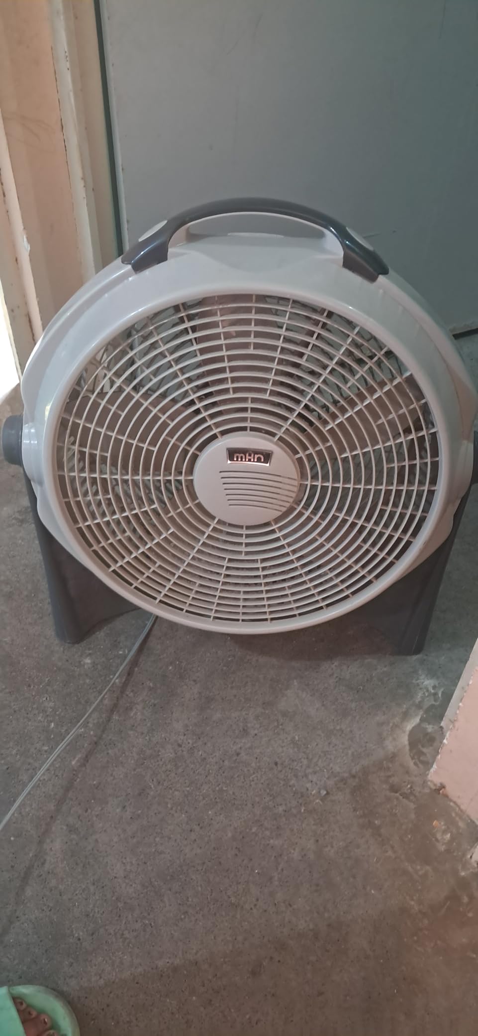 MAN 20-Inch Floor Fan, Gray and Black, High-Velocity Air Circulator, Adjustable Tilt, Indoor Cooling, For Garage, Home, Gym and Office customer photo 1