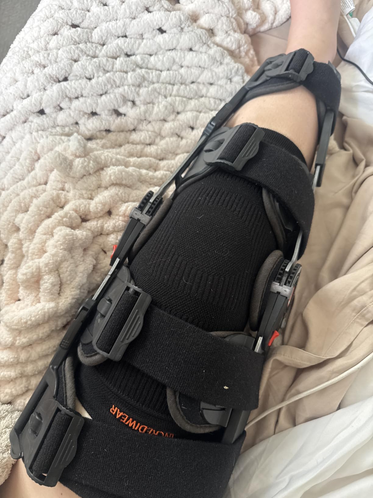 Incrediwear Knee Sleeve - Knee Braces for Knee Pain, Joint Pain Relief, Swelling, Inflammation Relief, and Circulation, Knee Support for Women and Men customer photo 1
