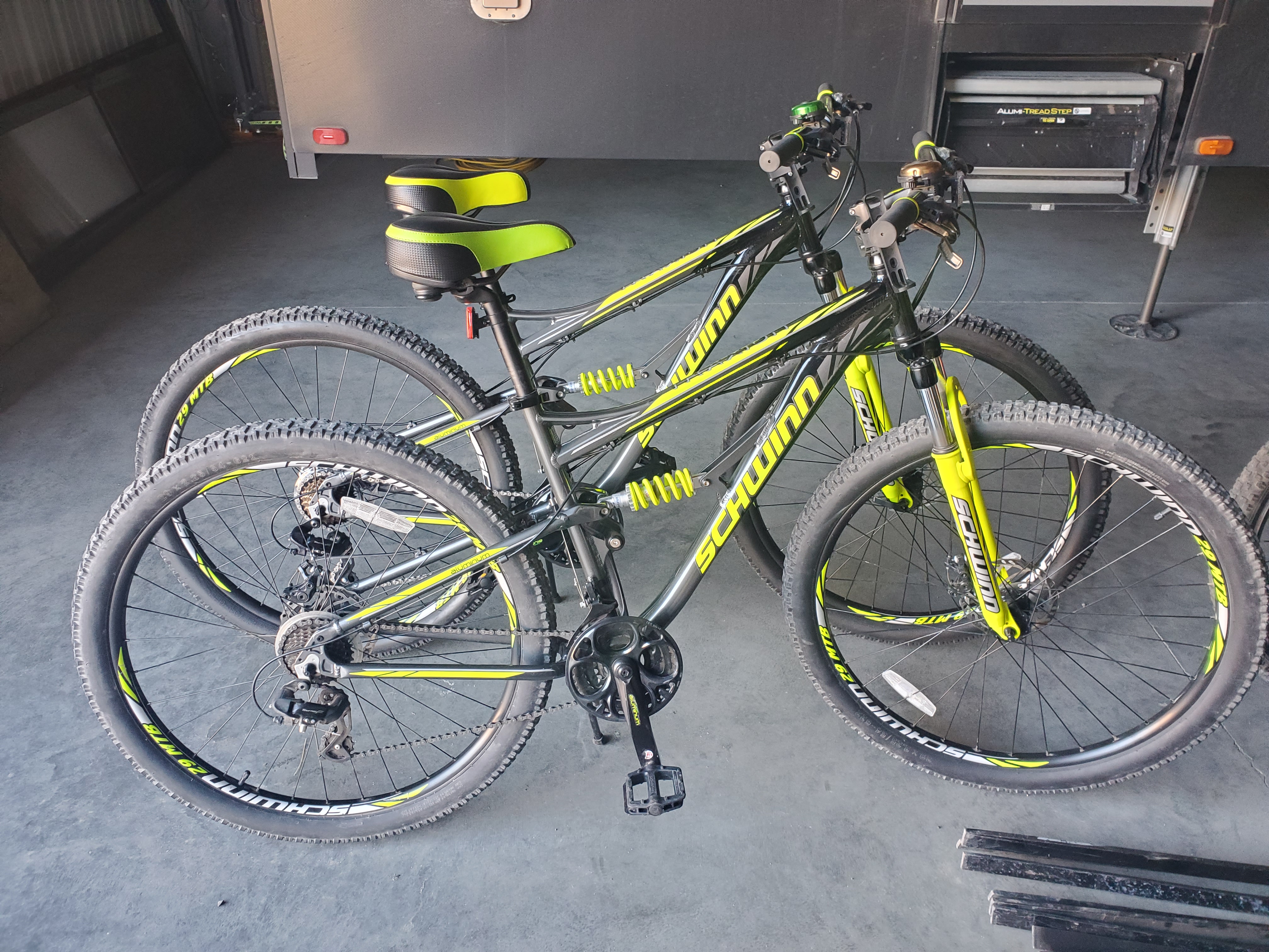 Schwinn Traxion Mountain Bike for Adult Men Women, 29-Inch Wheels, Full Suspension, 24-Speed Shimano Drivetrain, Trigger Shifter, 18-Inch Aluminum Frame, Mechanical Disc Brake, Matte Grey/Neon Green customer photo 1