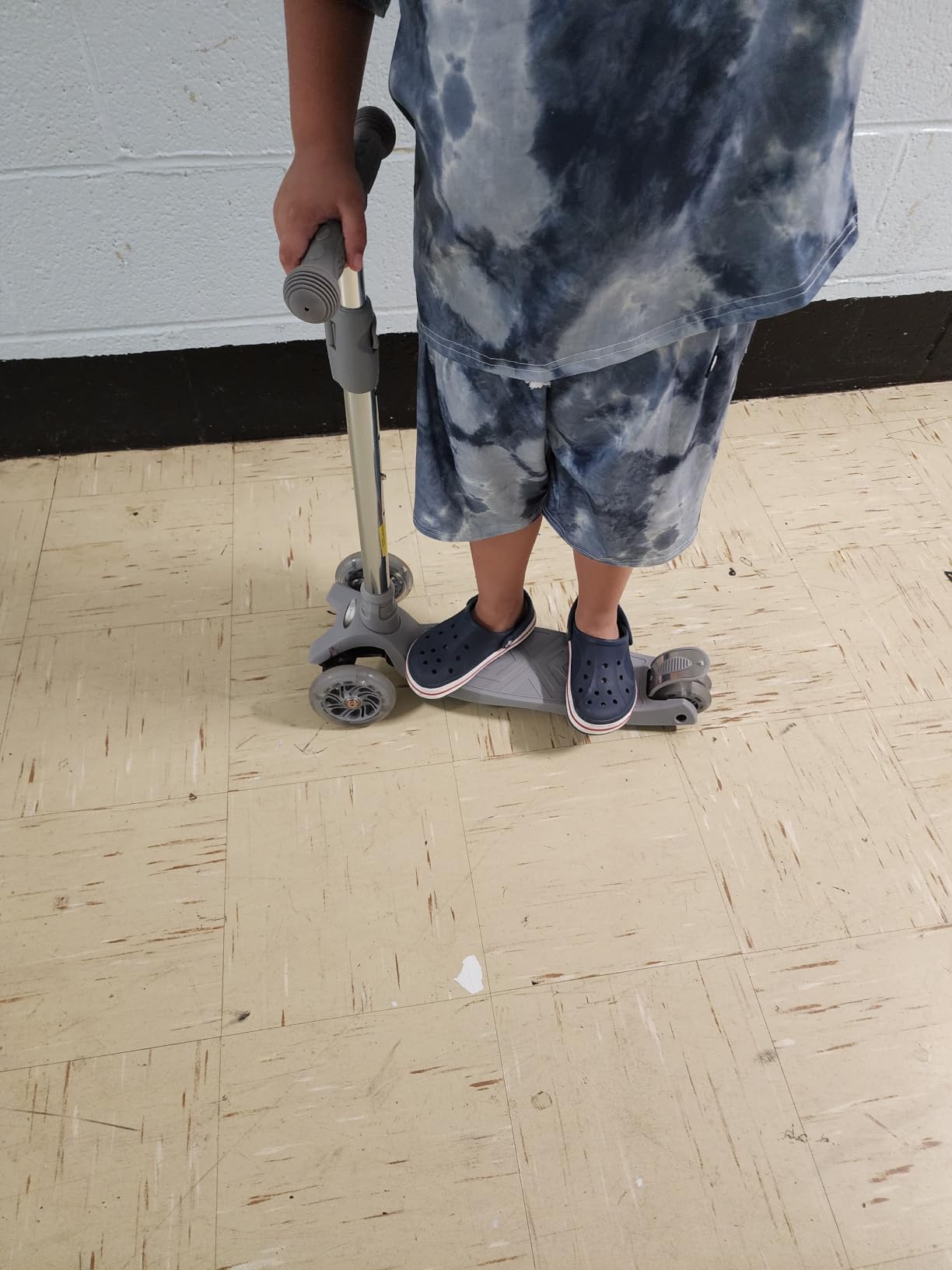 3 Wheel Scooter for Kids Ages 6-12, Kids Scooter with Light Up Wheels, Sturdy Deck Design, and 4 Height Adjustable Suitable for Kid Ages 3-12 customer photo 2
