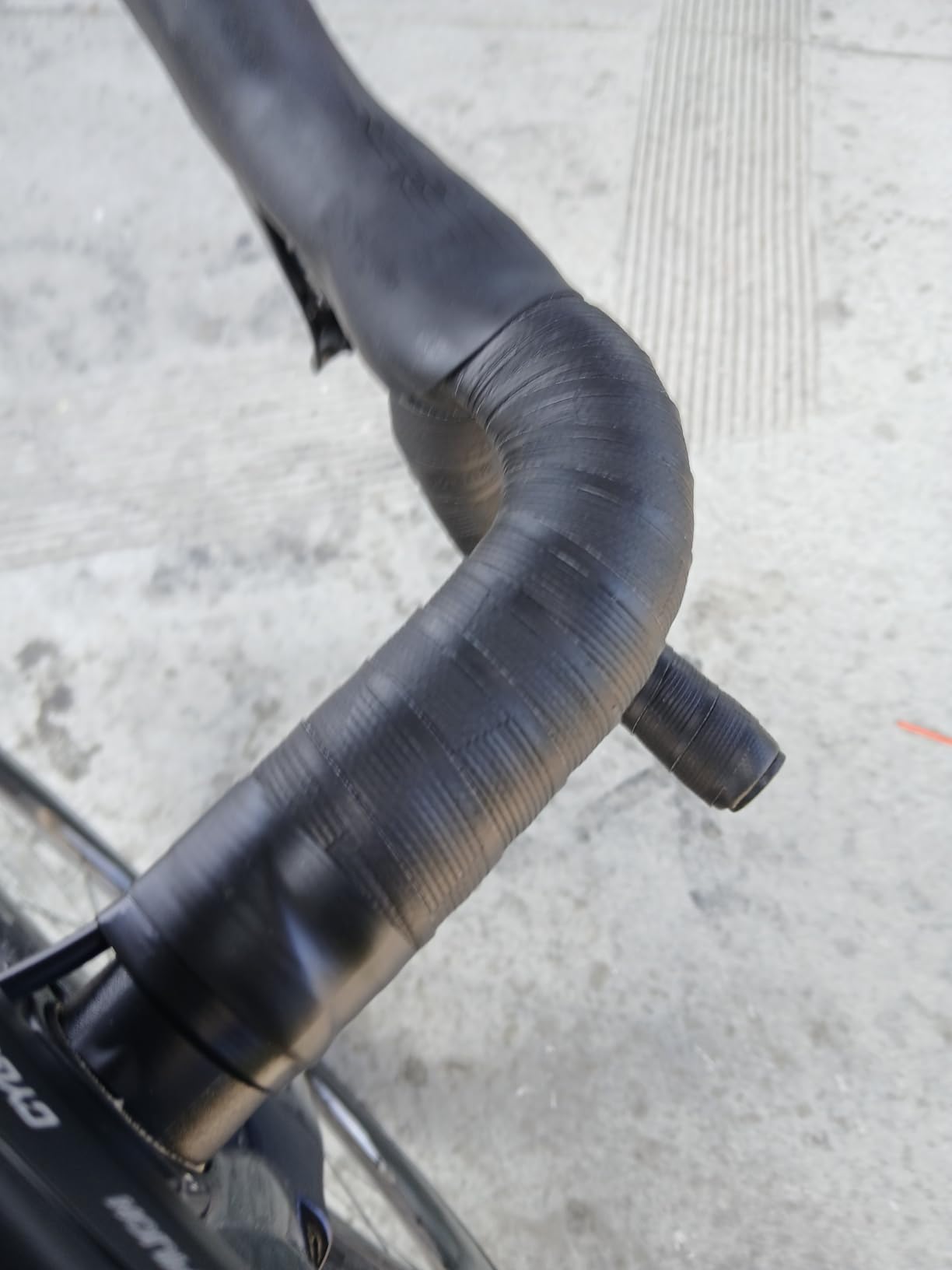 Fizik Vento Solocush Tacky,Gravel and Road Cycling bar Tape, Black, 2.7mm customer photo 2