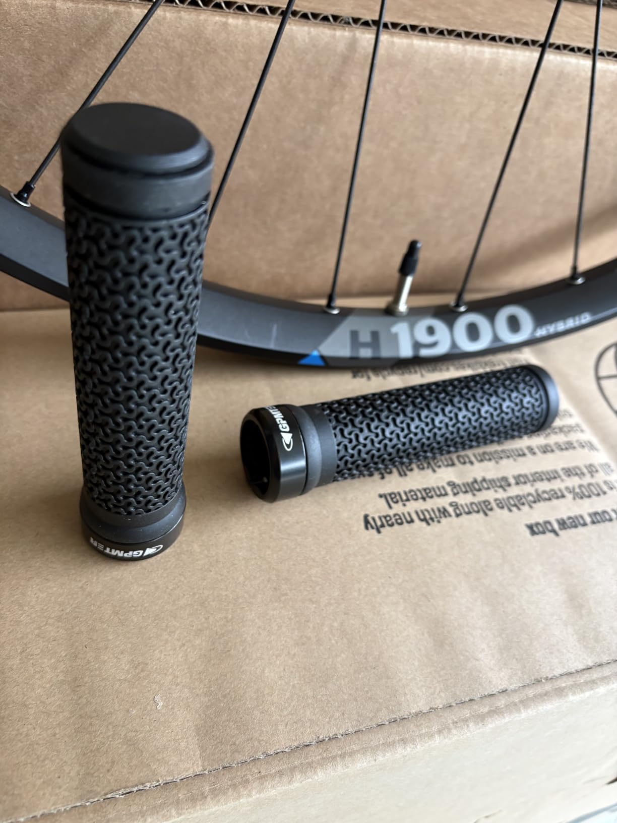 GPMTER Bike Handlebar Grips, Single Lock on Bicycle Handle Bar, for BMX, Mountain, MTB, Beach Cruiser, Scooter, Folding Bike, Soft Non-Slip-Rubber Hand Grip Comfortable Ergonomic customer photo 2