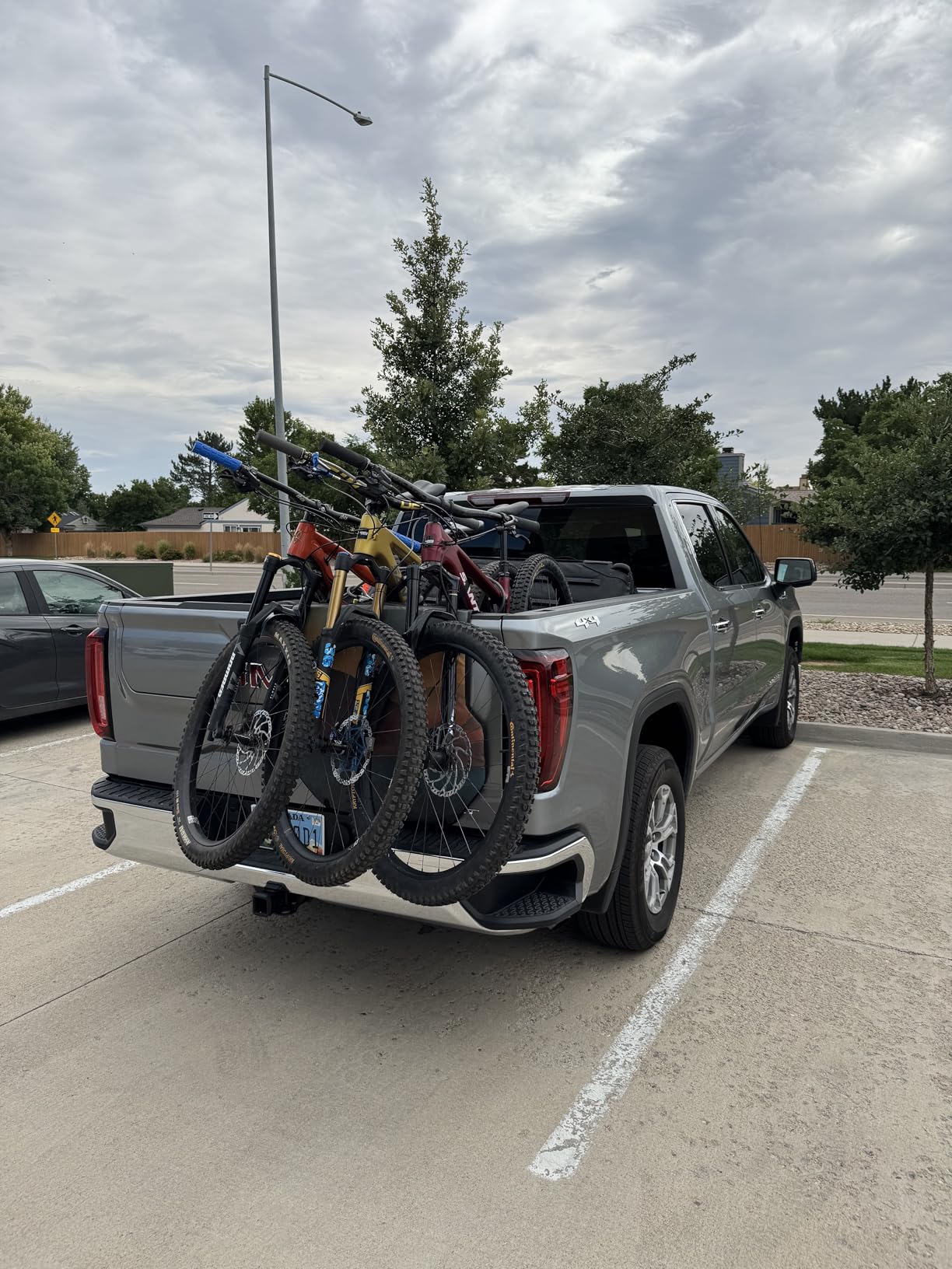 Dakine Pickup Pad Halfside, Tailgate Bike Pad for Trucks, Half Tailgate Pad for 2 Bikes, Durable Truck Bed Bike Rack Protection customer photo 1