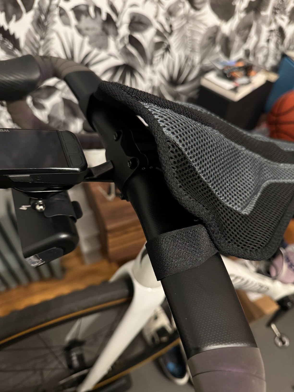 ROCKBROS Bike Sweat Guard Bicycle Trainer Sweat Net with Phone Pouch Bike Sweat Catcher Net Sweat Protector for Indoor Cycling Training Compatible with iPhone 12 11 Phones Below 6.2'' customer photo 1