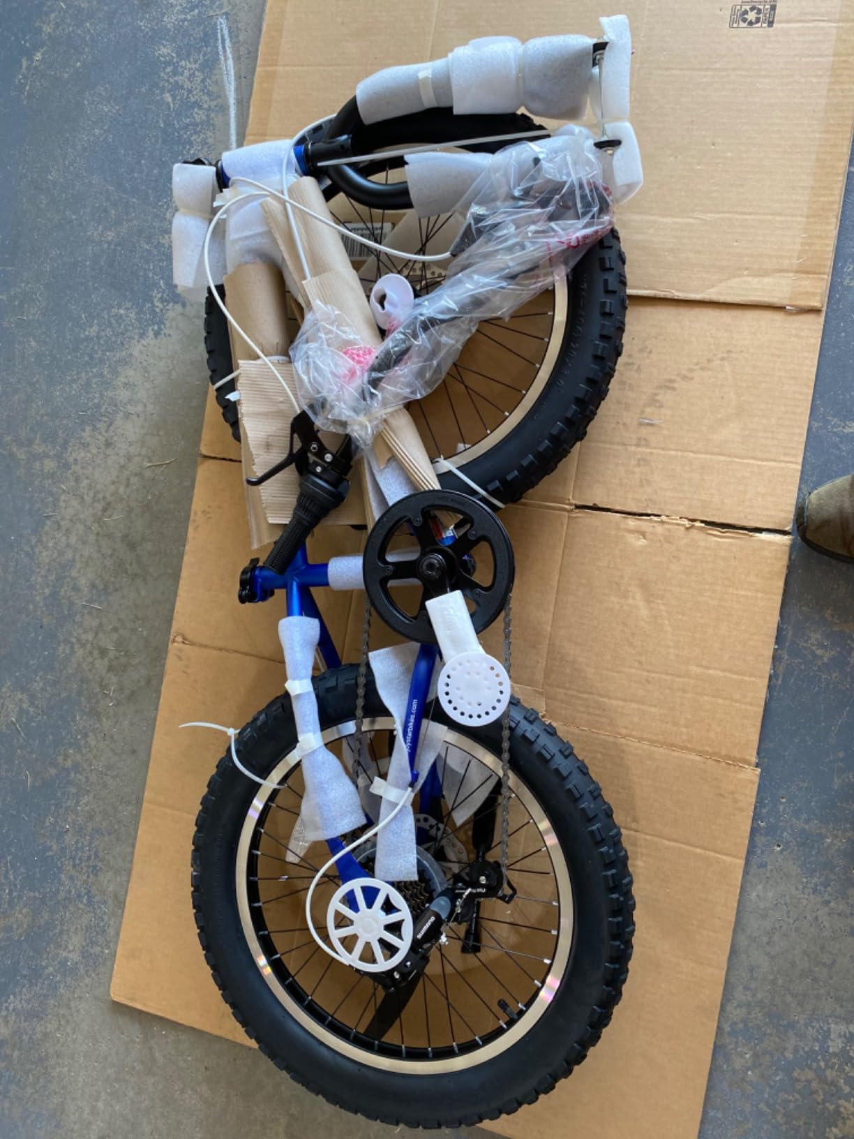 JOYSTAR 20 Inch Mountain Bike for Kids Ages 7-10 Year Old, 3-Inch Wide Knobby Tires, 7 Speed Drivetrain, Disc Brakes, Fat Tire Kids Bicycles for Boys Girls customer photo 1