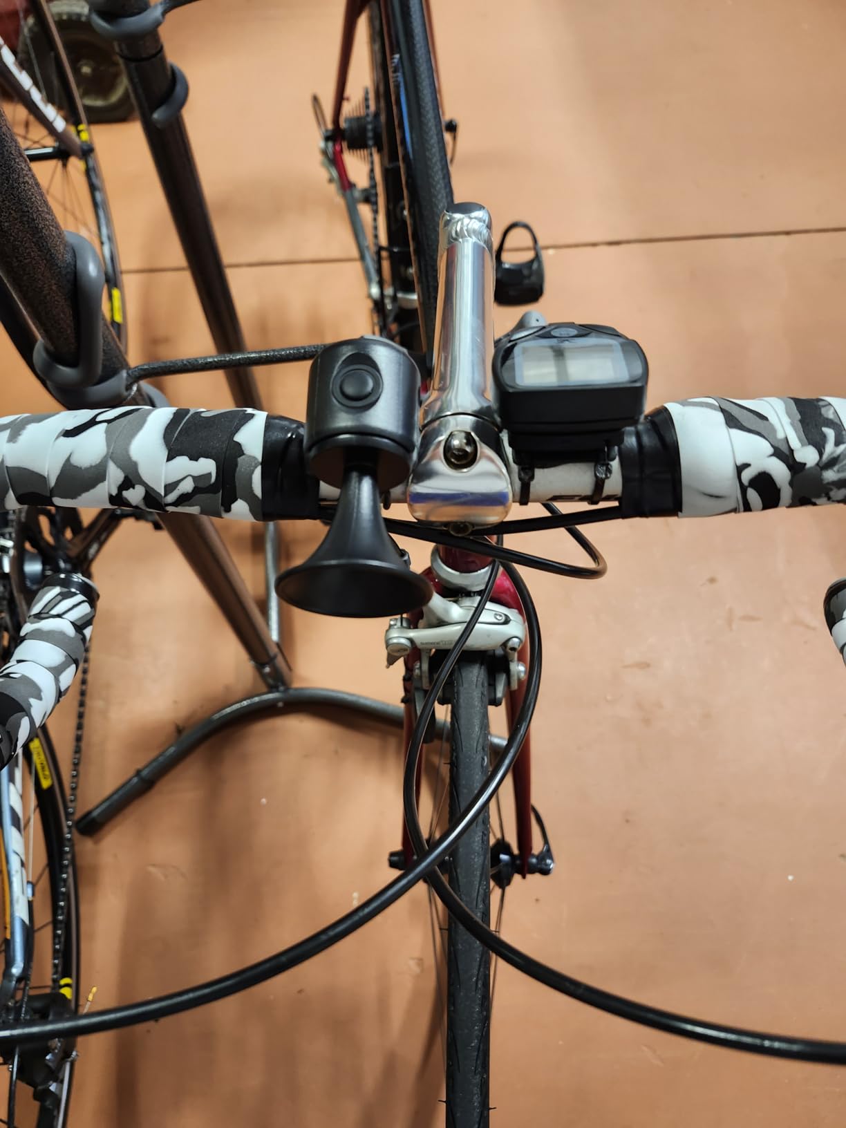 ROCKBROS Electric Bike Horn 120dB IPX4 Lightweight | Loud Alert, Replaceable Battery, 34g Ultra-Light, Elastic Strap Tool-Free Install, IPX4 Waterproof customer photo 1