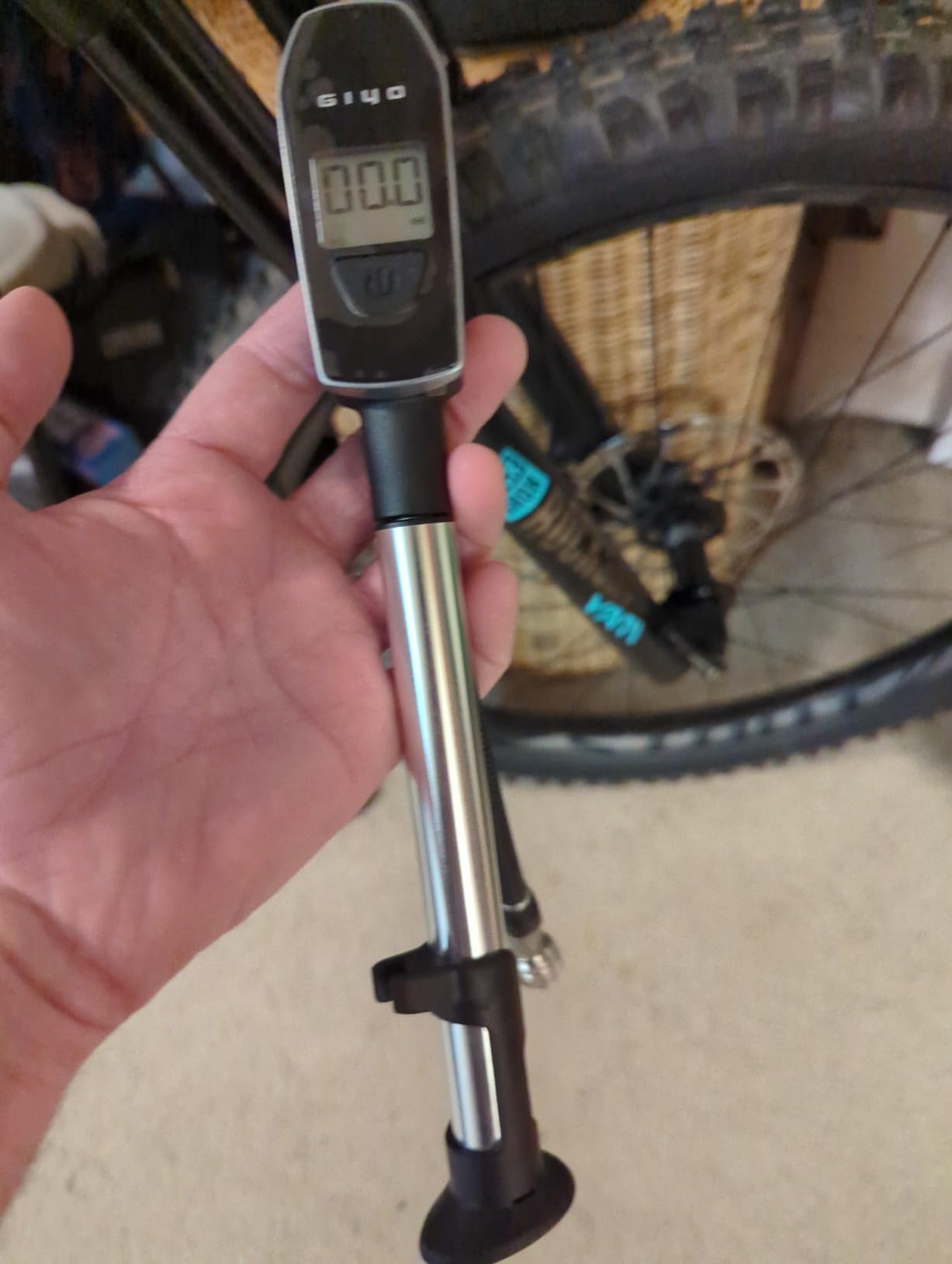GIYO Digital Shock Pump 600 PSI - Turbo-Assist for Easy Inflation, Micro Air-Bleeder, Robust Aluminum Barrel, Comfort Grip & Braided Hose, Ideal for Fork & Rear Suspension GS-52L customer photo 1