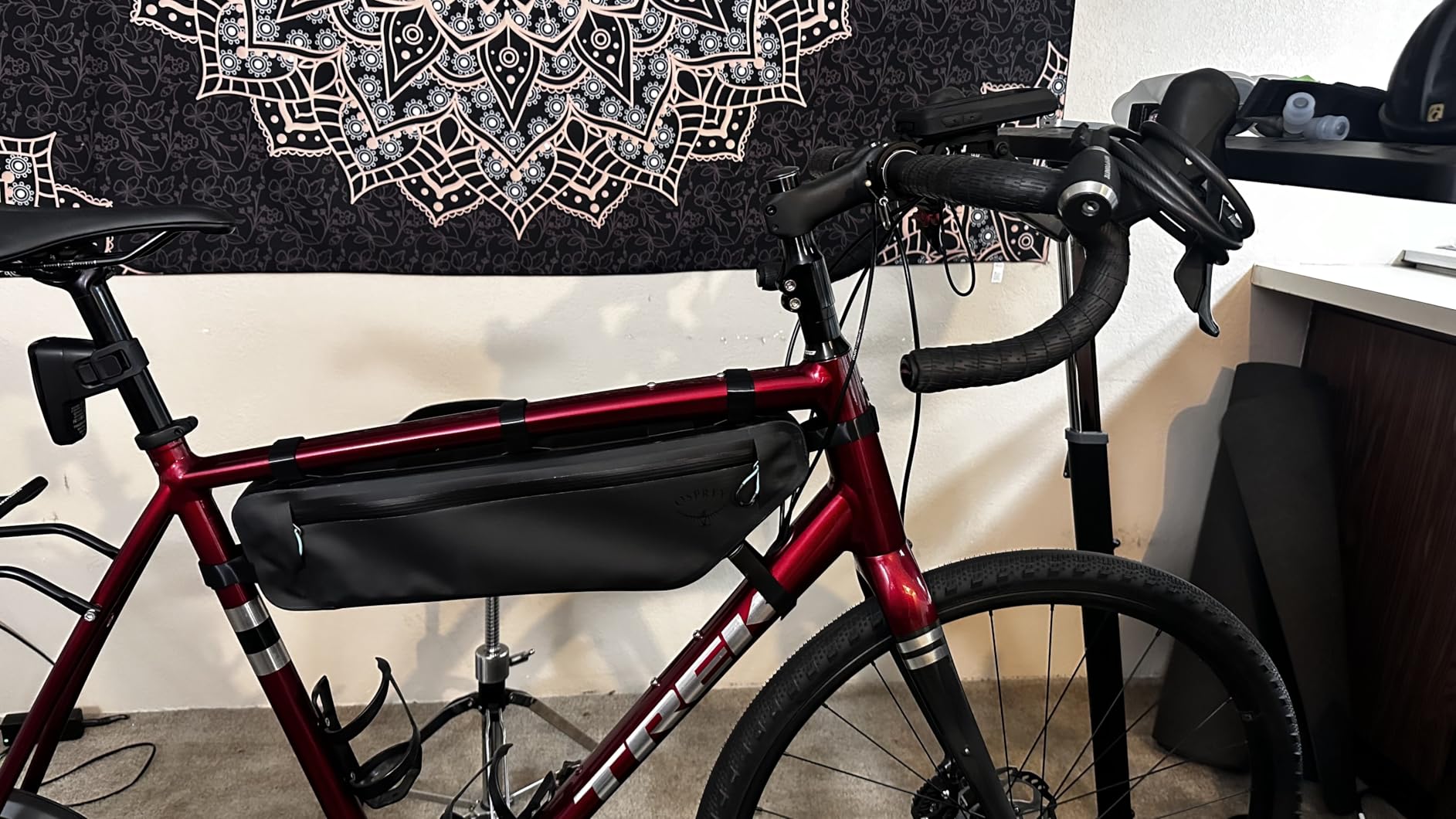 Osprey Escapist Biking Frame Bag for Men and Women, Black, Medium customer photo 1