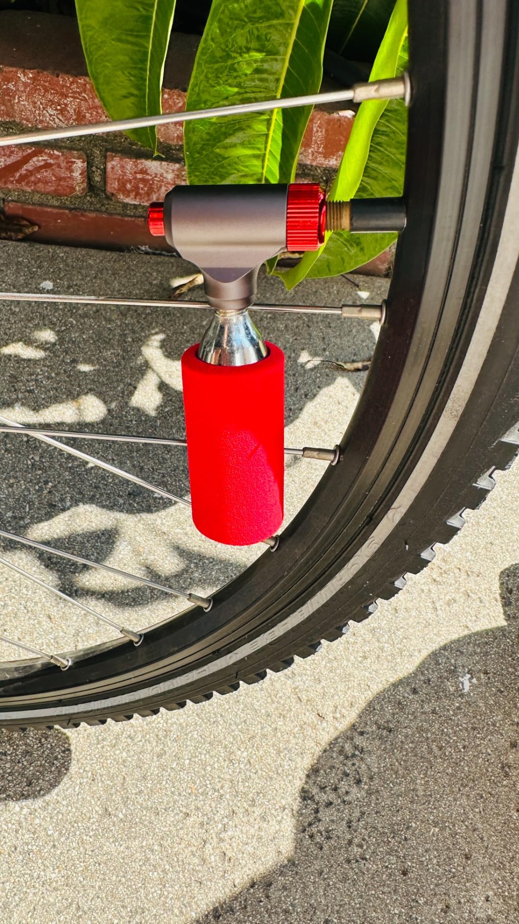 CO2 Bike Tire Inflator with Screw-on Nozzle - CO2 Bike Pump with Push-Button - Schrader & Presta Compatible - Aluminum Alloy Construction, No CO2 Cartridge is Included customer photo 1