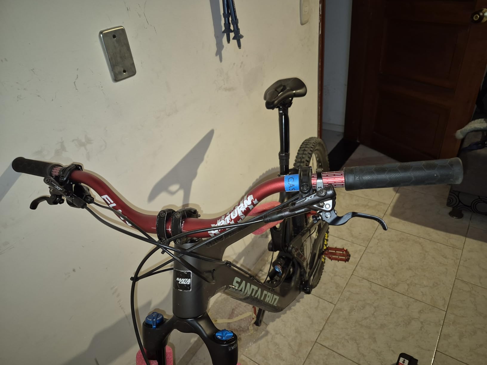 Funn Upturn High-Rise Mountain Bike Handlebar with Bar Clamp 31.8mm and Width 785mm, Durable and Lightweight Alloy Riser Handlebar for MTB and BMX Bike, Rise 75mm MTB Handlebar (Black) customer photo 2