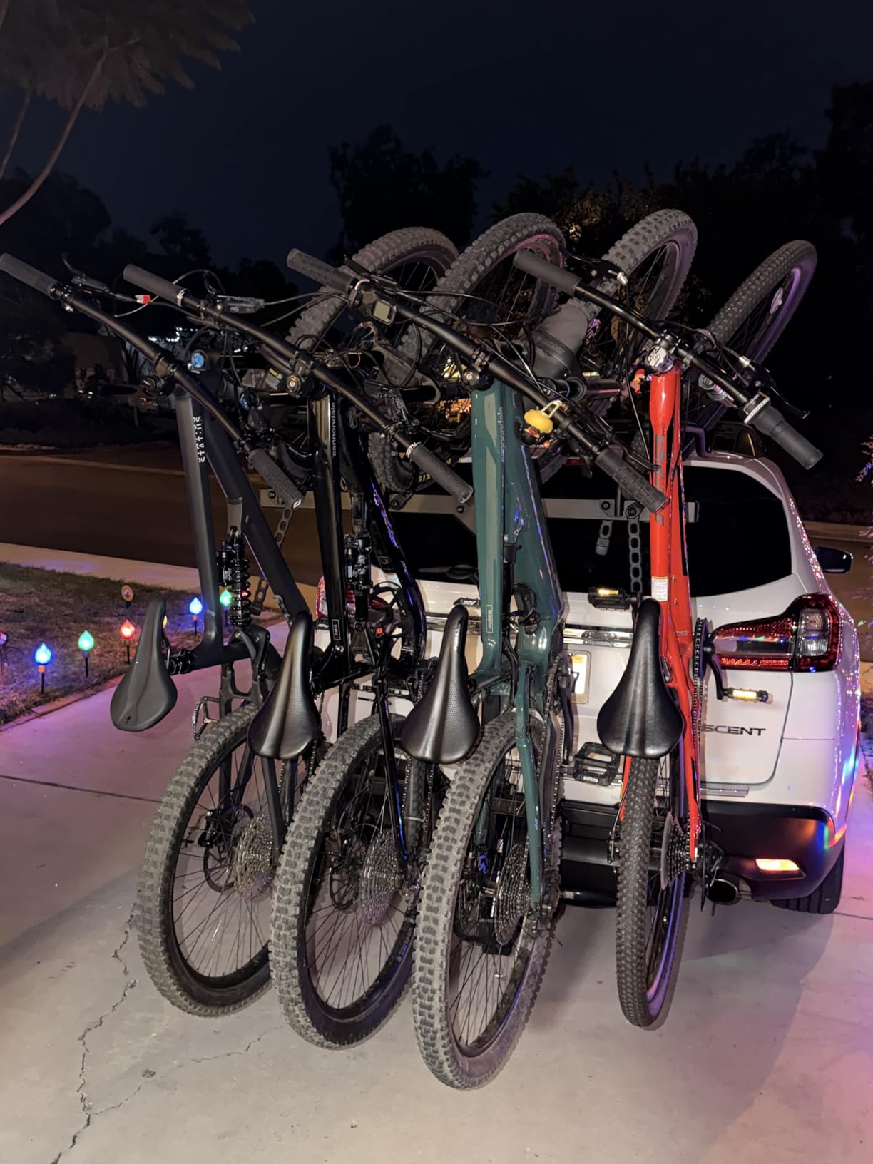 Thule Revert Vertical Hitch Rack, 4 Bikes, Carrier for Trucks and Vans, Assisted Lift and Lower, e-Bike Compatible, no Frame or Fork Contact customer photo 1