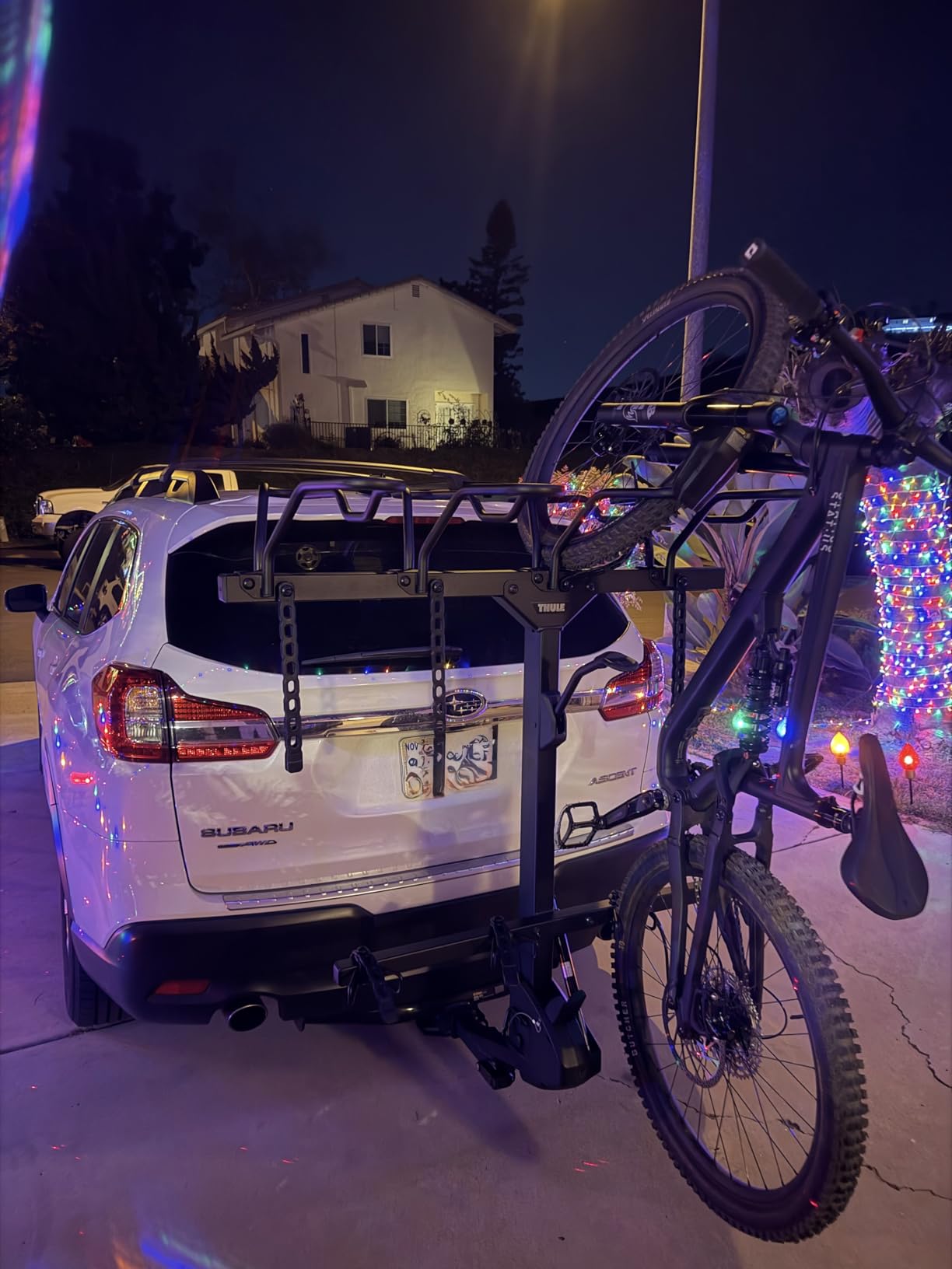Thule Revert Vertical Hitch Rack, 4 Bikes, Carrier for Trucks and Vans, Assisted Lift and Lower, e-Bike Compatible, no Frame or Fork Contact customer photo 2