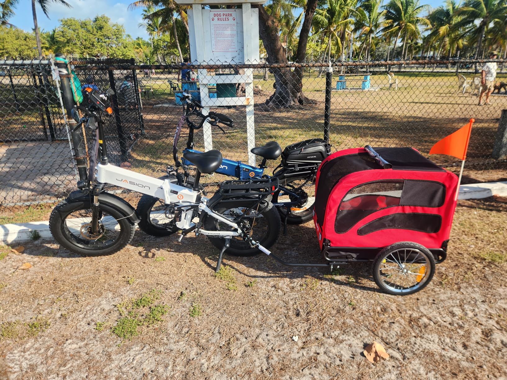 VEVOR Dog Bike Trailer, Supports up to 100 lbs, Pet Cart Bicycle Carrier, Easy Folding Frame with Quick Release Wheels, Universal Bicycle Coupler, Reflectors, Flag, Collapsible to Store customer photo 2