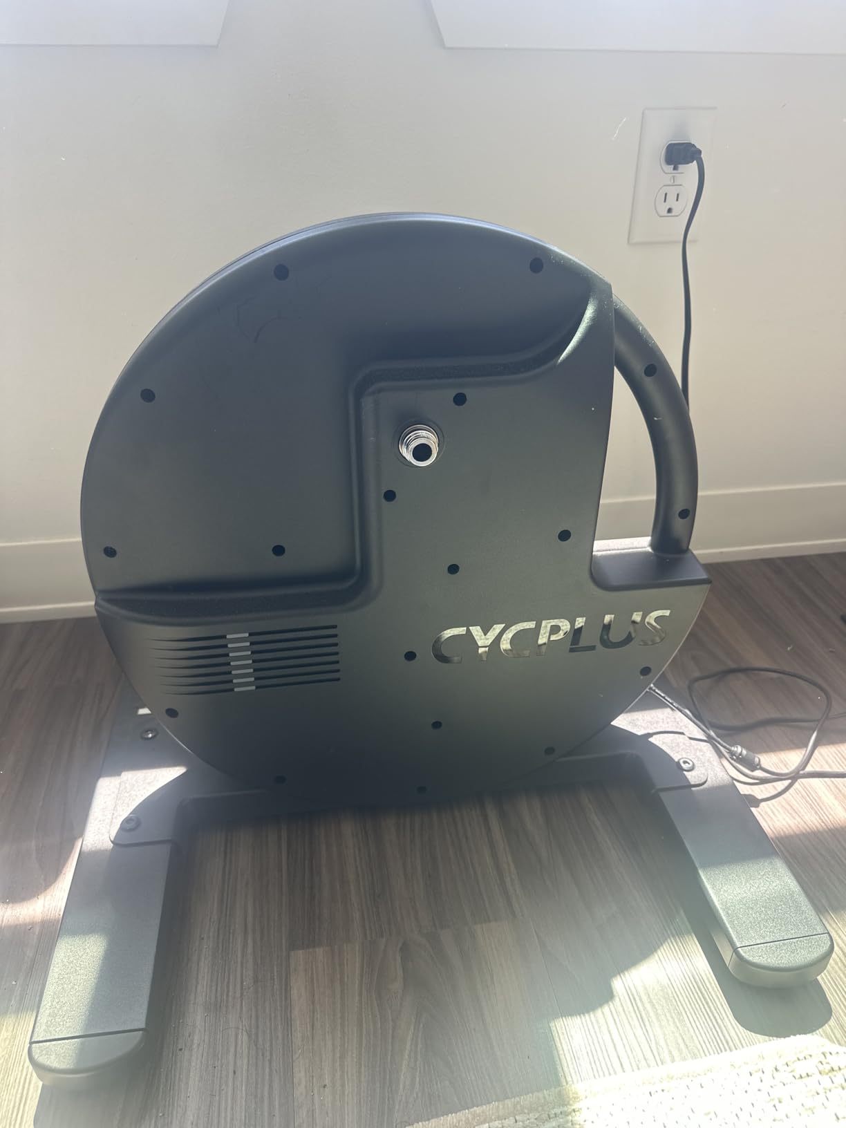 CYCPLUS Smart Bike Trainer R200, 2200W, 19% Gradient, Brushless Motor, Virtual Shifting, Uphill & Downhill Simulation customer photo 1