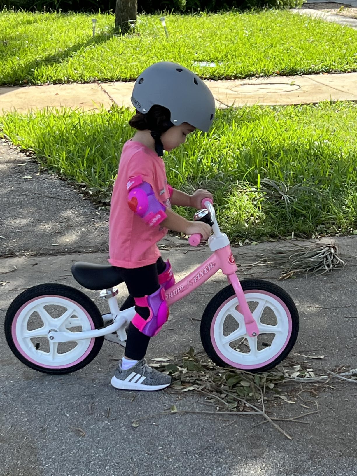 Radio Flyer Air Ride Balance Bike, Red, For Kids Ages 1.5-5, Pedal Free for Quick Learning, Rubber Air Tires, Adjustable Seat, Foot Rest, Ringing Bell, Kid & Toddler Balance Bikes (Amazon Exclusive) customer photo 1