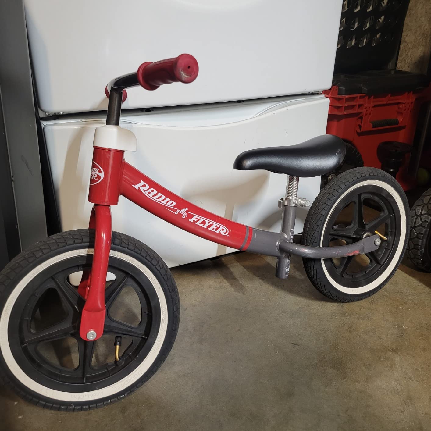 Radio Flyer Air Ride Balance Bike, Red, For Kids Ages 1.5-5, Pedal Free for Quick Learning, Rubber Air Tires, Adjustable Seat, Foot Rest, Ringing Bell, Kid & Toddler Balance Bikes (Amazon Exclusive) customer photo 2