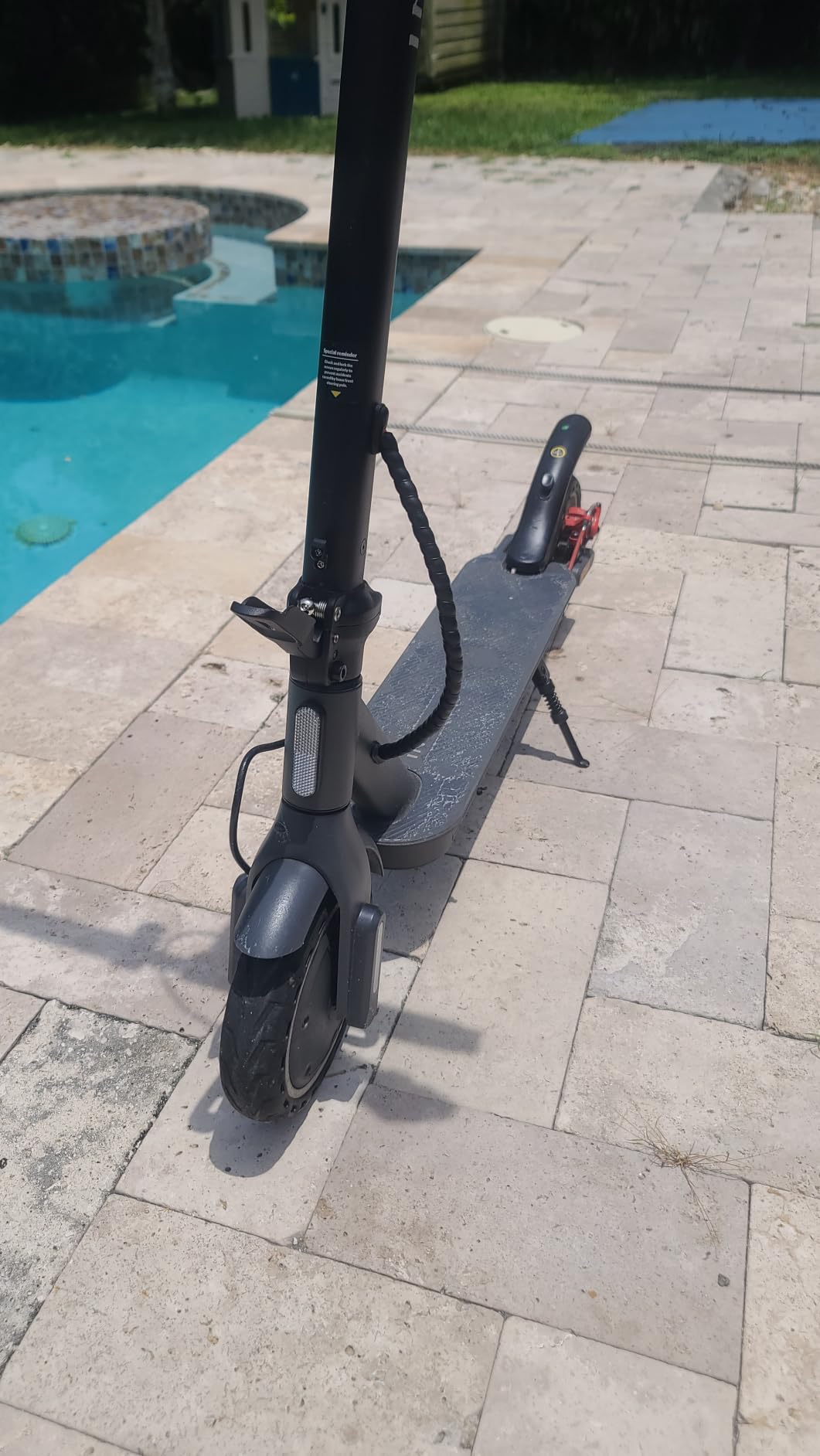 INVANTI E20 Adult Electric Scooter with Smart APP, Max 19 Miles & 18 MPH, 350W Motor, 8.5