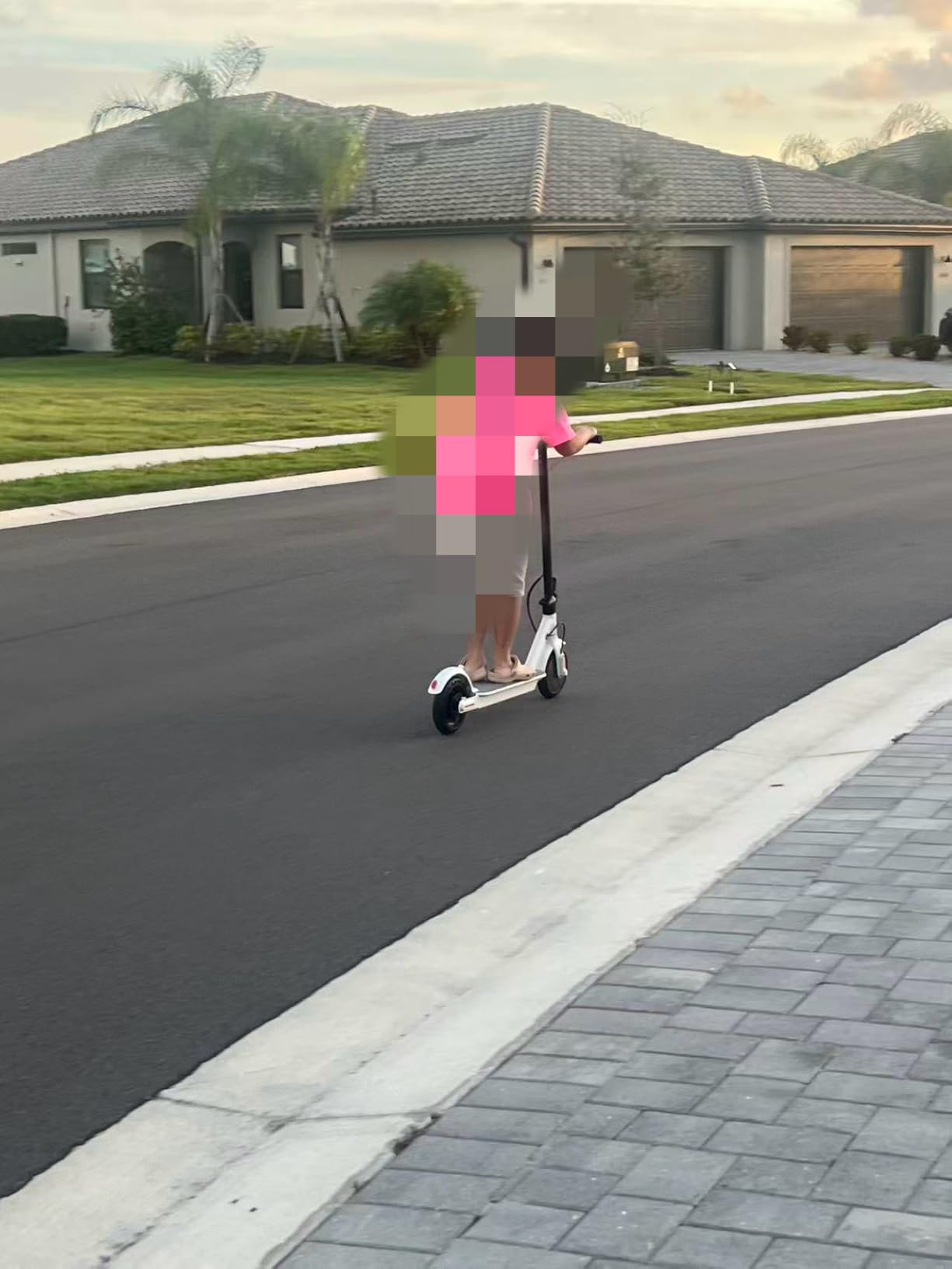 WERHY Electric Scooter, 500W/800W/1000W Powerful Motor & 19/22 MPH Top Speed, 16/25 Miles Range, Folding E Scooter with Dual Braking for Teens and Adults customer photo 1