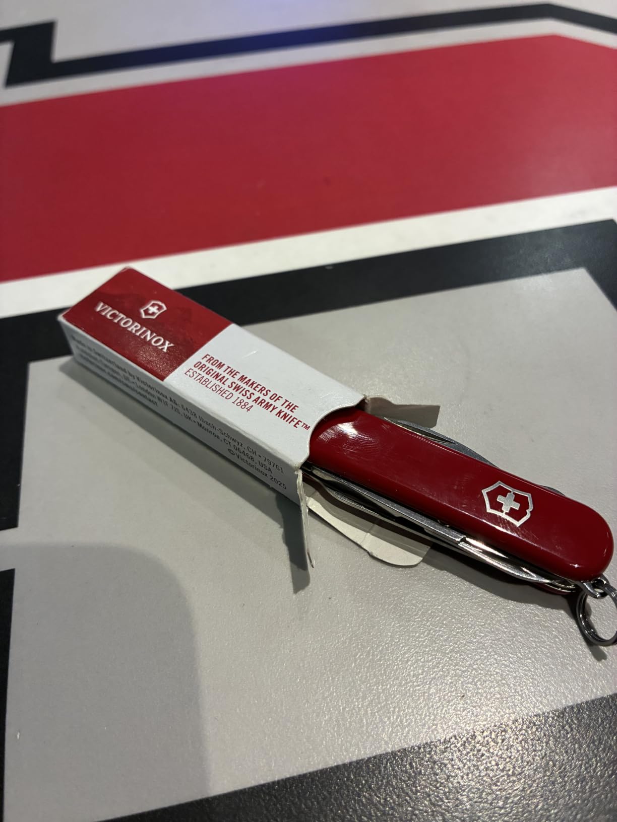 Victorinox Rambler Swiss Army Knife, 10-Function Pocket Knife, Red customer photo 2