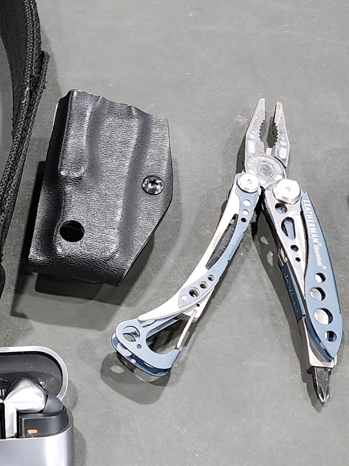 LEATHERMAN Skeletool 7-in-1 Lightweight Multi-Tool, Stainless Steel | Open-Frame Design with Carabiner Clip, Needlenose Pliers, Combo Knife & Bottle Opener for EDC & Outdoors customer photo 2