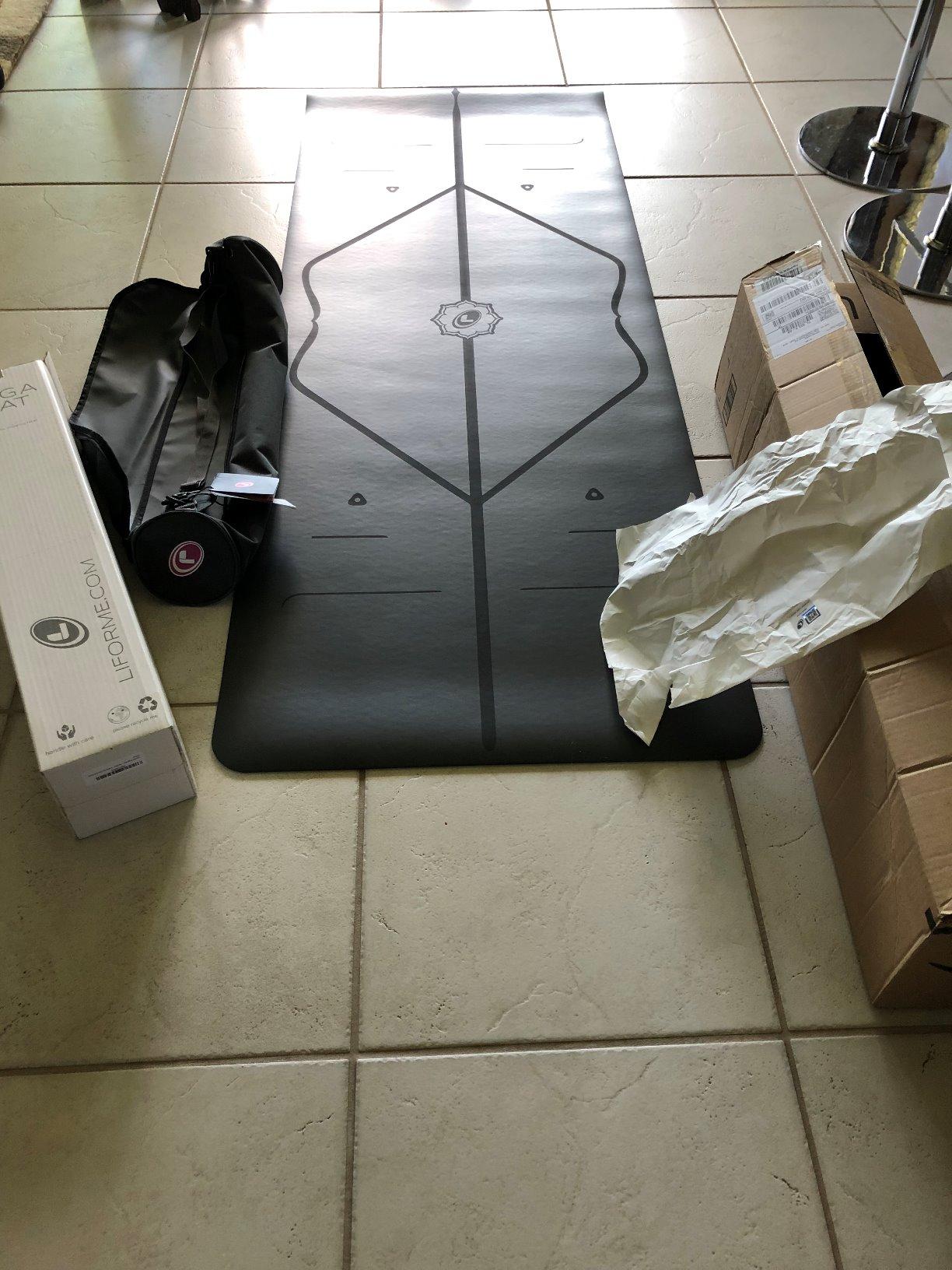Liforme Classic Yoga Mat - Patented Alignment Design, Ultimate Grip | Eco-friendly, Non-Toxic, Sweat-Resistant, 4.2mm thick mat customer photo 1