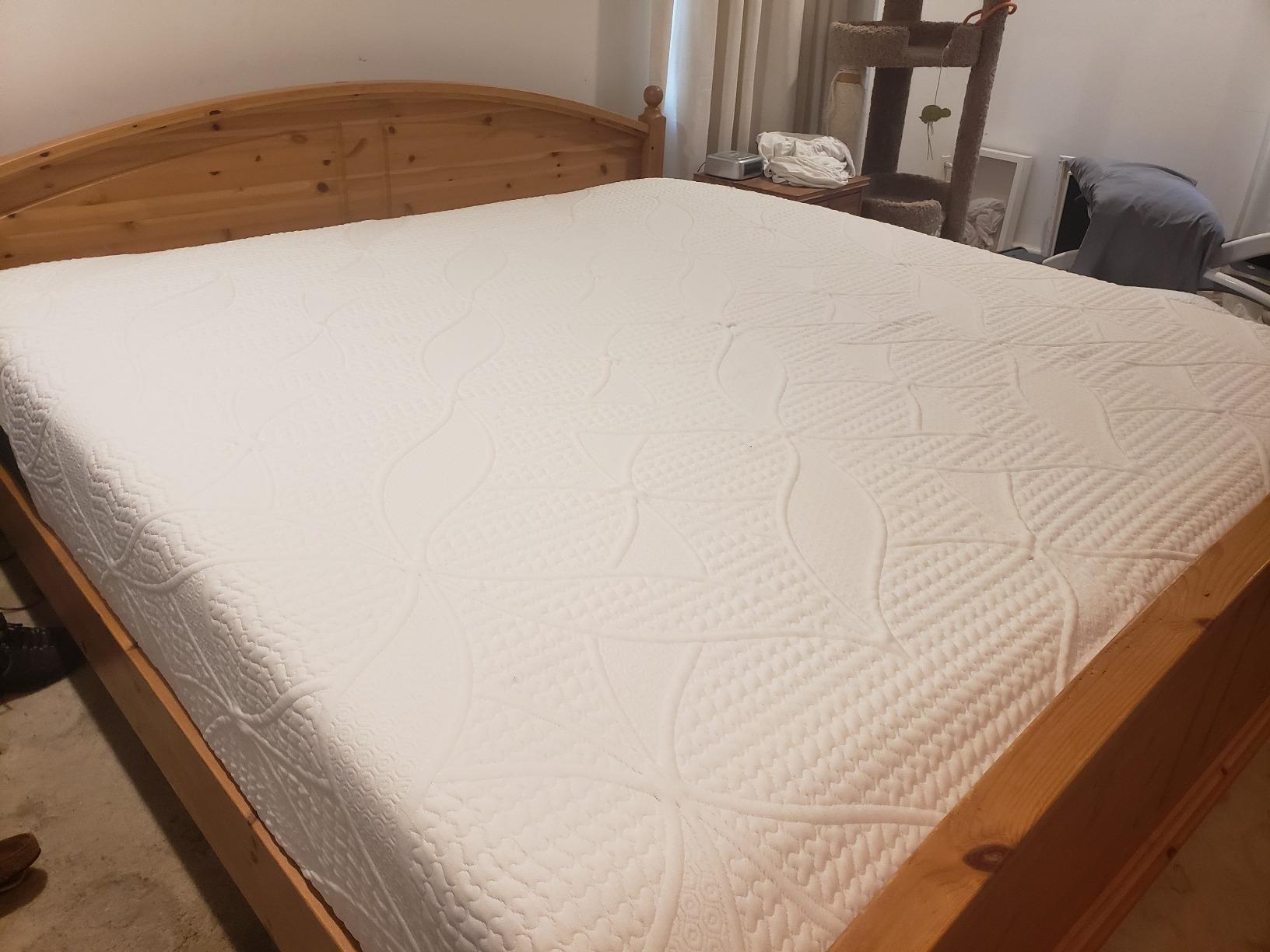 COOL GEL Chill Memory Foam 14-Inch Mattress with 2 Pillows, CertiPUR-US Certified, Mattress in a Box, King, White customer photo 2