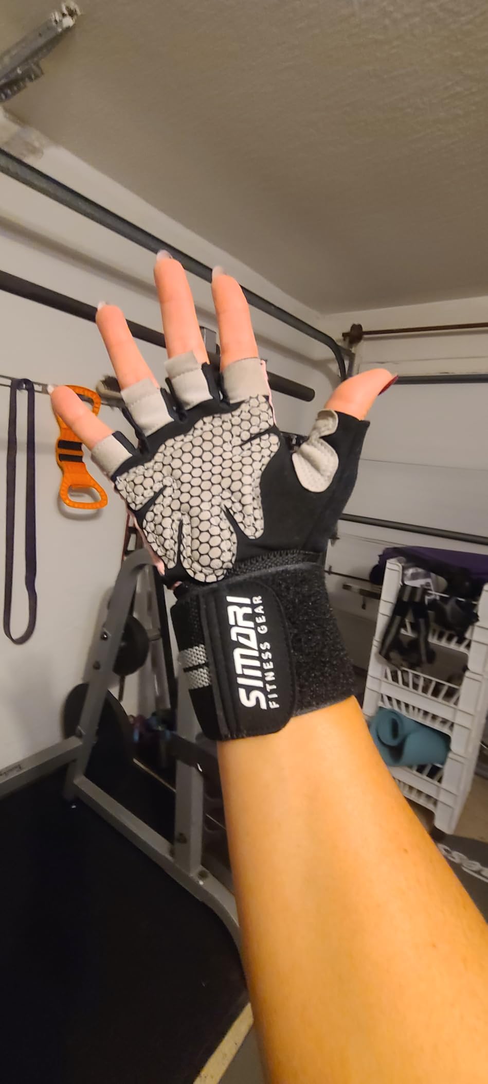 SIMARI Breathable Workout Gloves for Men Women, Padded Weight Lifting Gloves with Wrist Wraps Support, Full Palm Protection, Grip for Gym Training, Fitness, Weightlifting, Exercise Fingerless Black customer photo 2