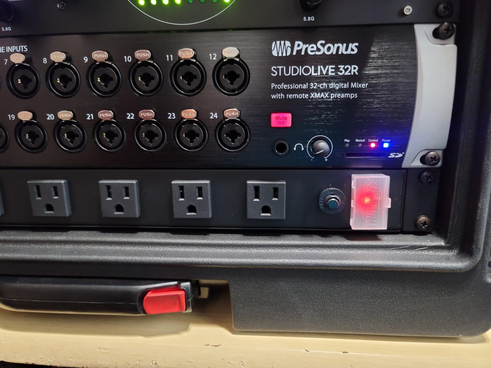 SKB 8U rSeries Rolling Rack with Integrated Back Wheels and 1-Touch Pull Handle, Comes with 8 Rack Units and Interlocking Molded Stacking Bars customer photo 1