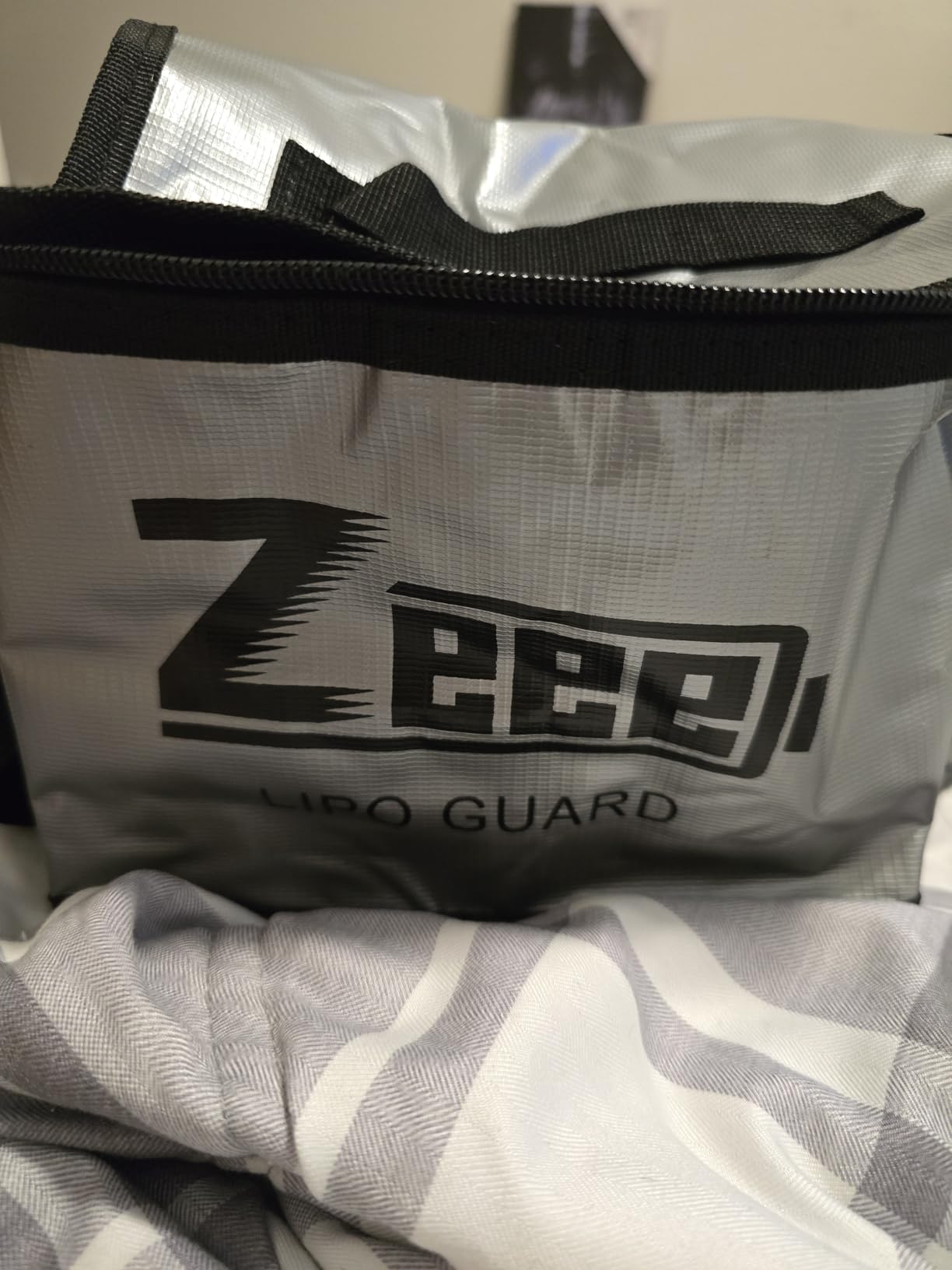 Zeee Fireproof Explosionproof Lipo Bag Battery Storage (8.46 x 6.5 x 5.71in) | Large Capacity Guard Pouch for Lipo Charge & Storage customer photo 1
