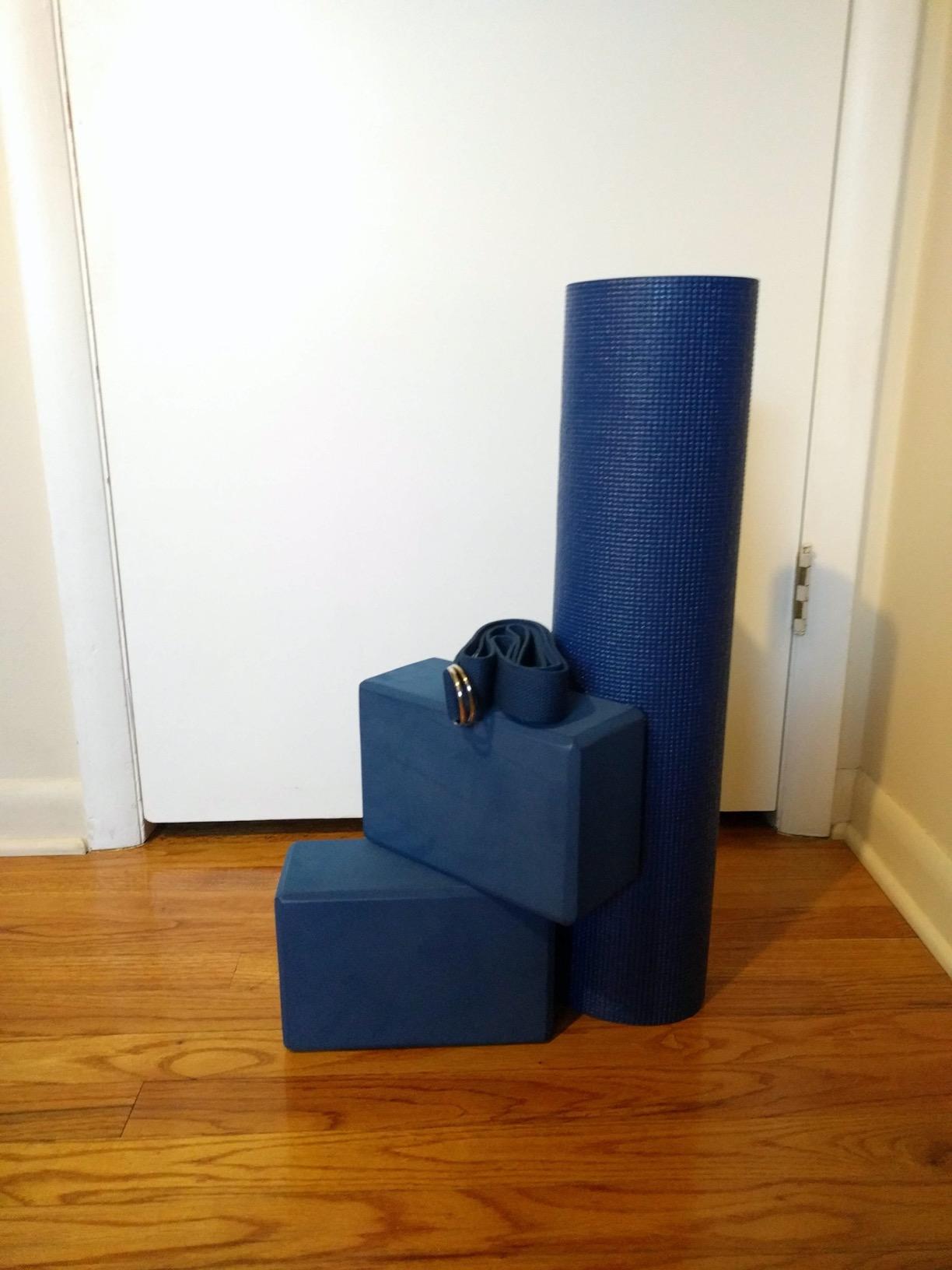 6 Pack Deluxe Studio Exercise Starter Kit | Yoga Accessories Included are 1 Yoga Mat and Carry Strap (74x24x6mm), 1 6ft D-Ring Yoga Strap, 2 4-Inch Yoga Blocks, 1 Knee Pad customer photo 1