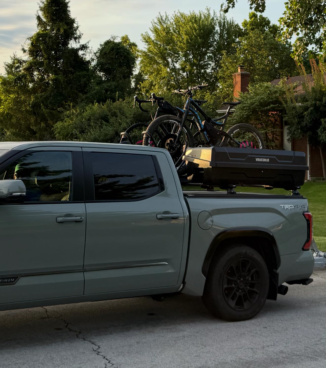 Yakima Hard Shell Cargo Box, Vehicle Rooftop Travel & Storage Gear Case, Carrier for Cartop or Truck Bed, 10 Cubic Feet, DeepSpace 10, Black customer photo 1