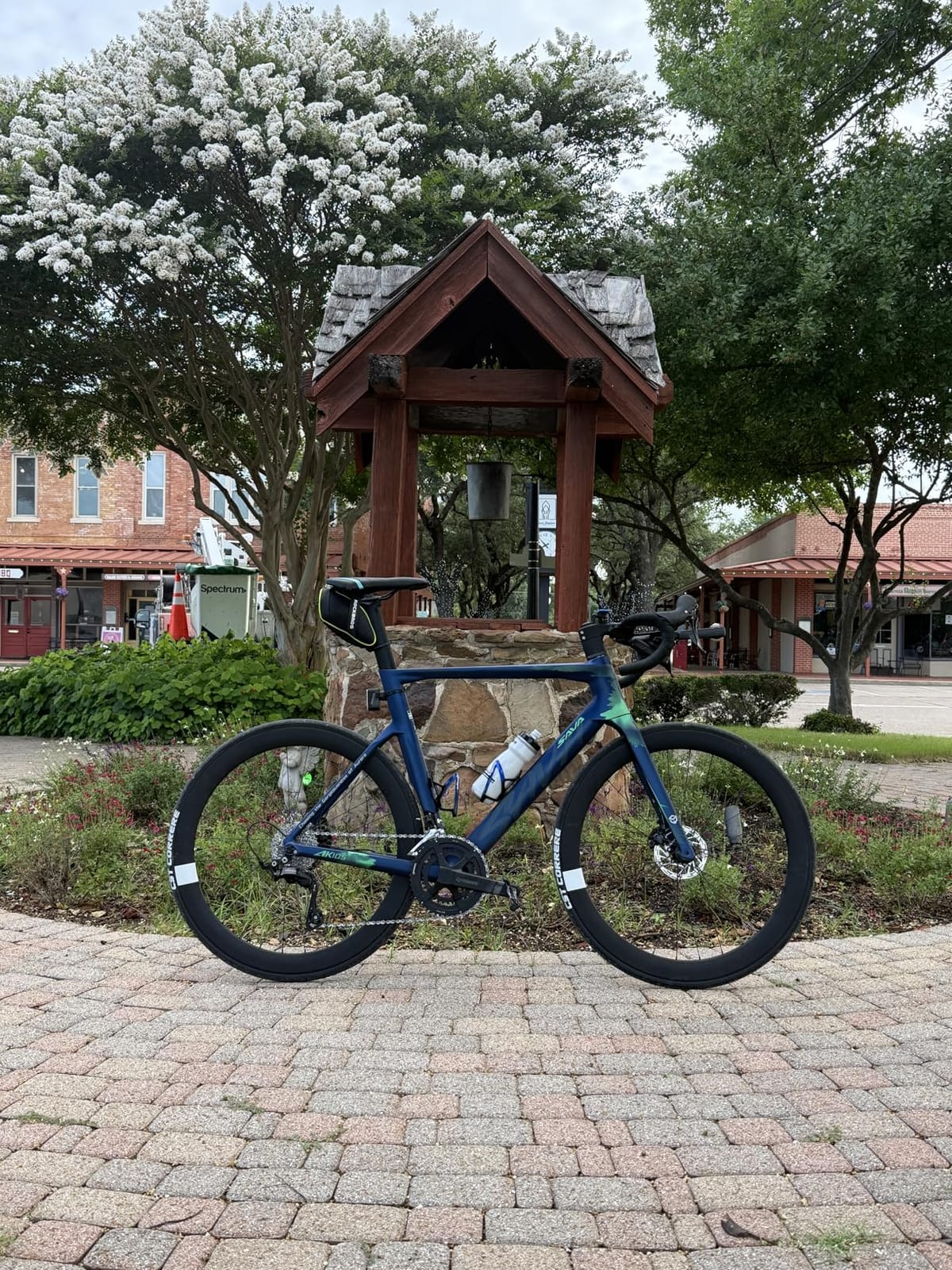 SAVADECK Carbon Fiber Road Bike, Hydraulic Oil Disc Bike with Carbon Fiber Frame and Wheelset, Lightweight Full Carbon Racing Bicycle with Shimano R7120 24S Shift Set for Adults customer photo 1