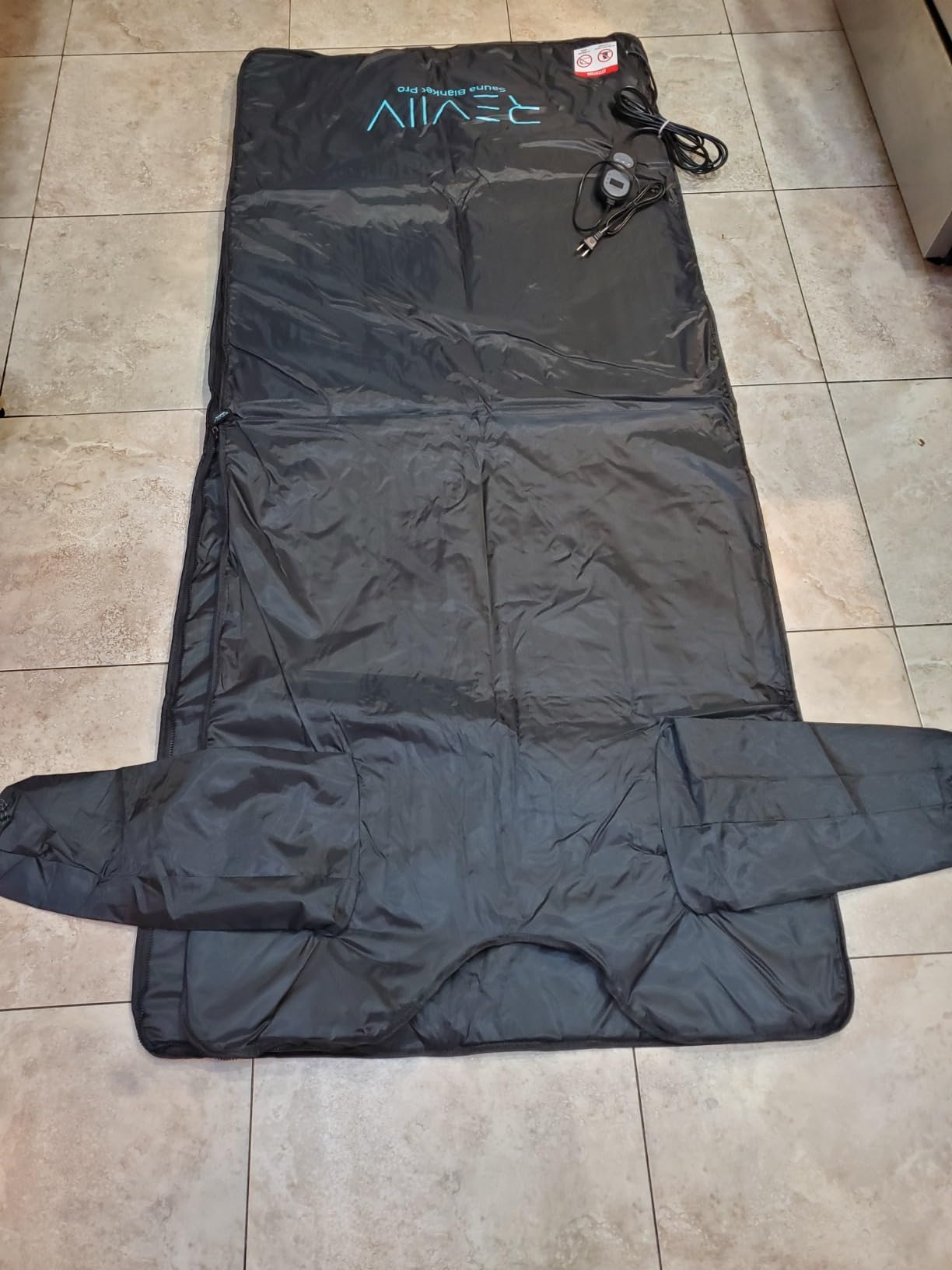 Portable Sauna Blanket with Arm Sleeves - v2.0 Improved Features! 6 ft x 3 ft Far Infrared Sauna Blanket for Detoxification with 10x Bonus Thermal Blankets - Saunas for Home, 113-176℉ customer photo 1