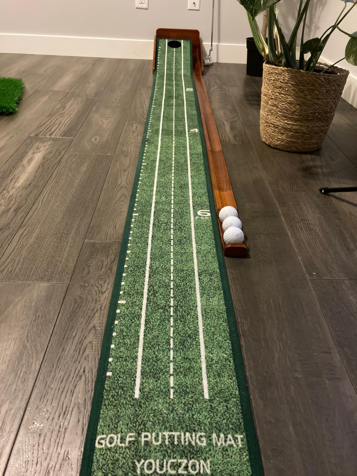 YOUCZON Putting Green Indoor, Golf Putting Mat with Auto Ball Return, Premium Crystal Velvet Surface, Practice Putting mat, Perfect Training Aid & Gift for Golf Lovers Christmas customer photo 1