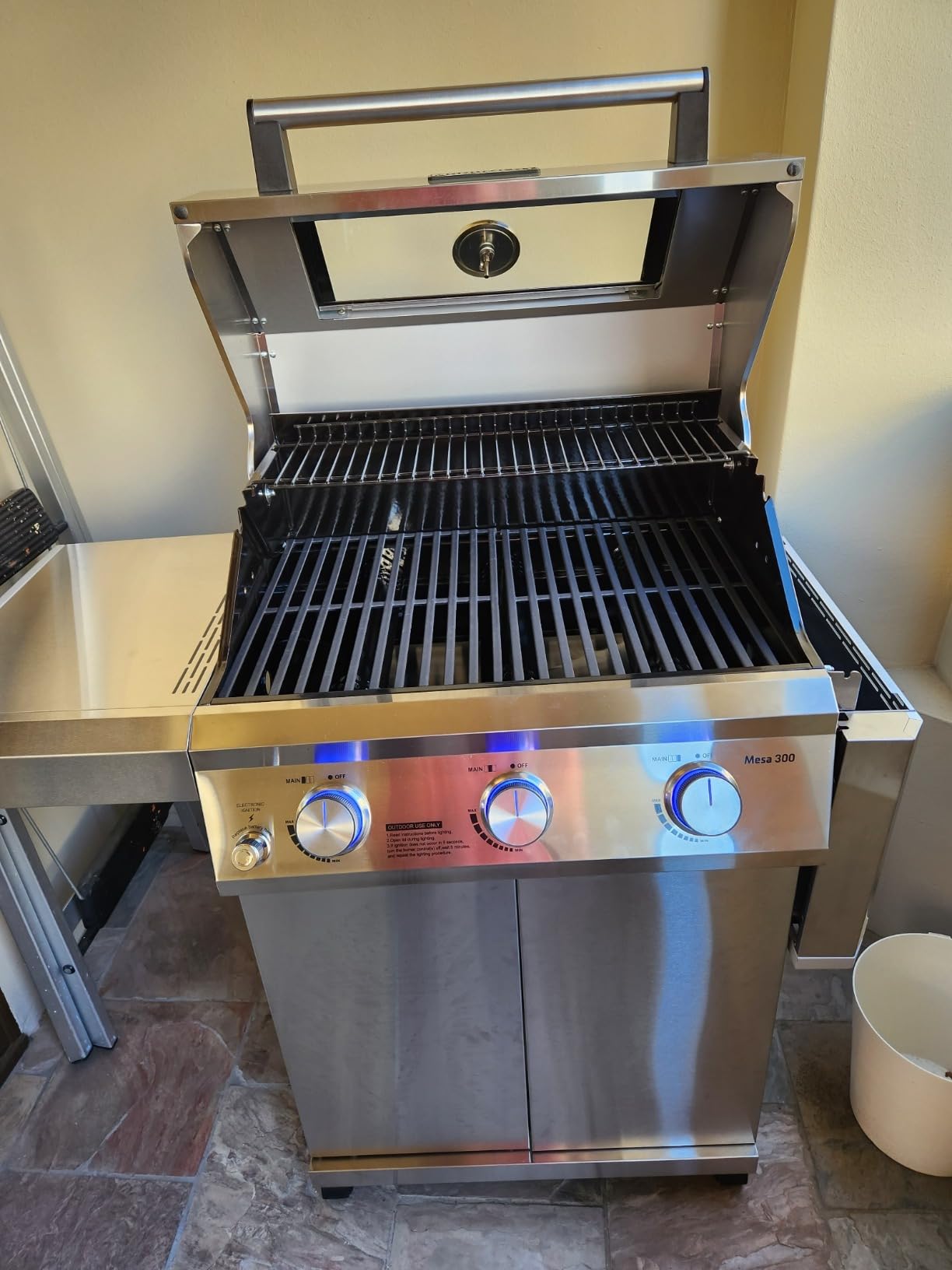 Monument Grills 4-Burner Liquid Propane Gas Grill, Silver Stainless Steel Grill Outdoor Patio Garden Barbecue Grill with Clearview® Lid and One Foldable Shelf, Mesa400MF customer photo 1