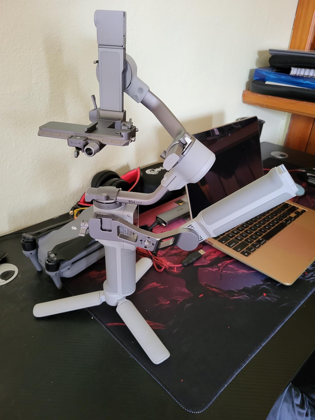 DJI RS 4 Mini Combo, Gimbal Stabilizer, Canon/Sony/Nikon/Fujifilm | Intelligent Tracking Module, Briefcase Handle, 3rd-Gen Native Vertical Shooting, Teflon Enhanced Balancing customer photo 1