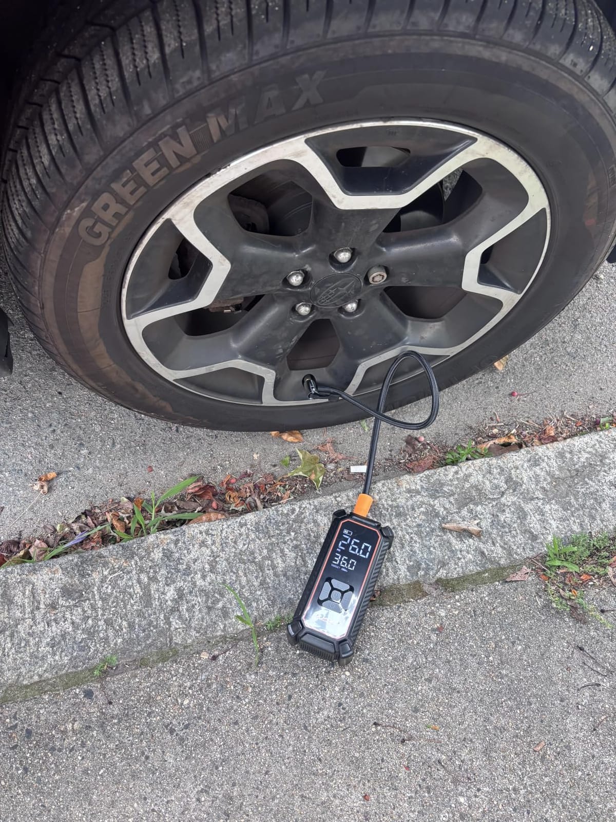 OlarHike Tire Inflator Portable Air Compressor, Dual Power-3 * 2000mAh & 12V DC customer photo 2