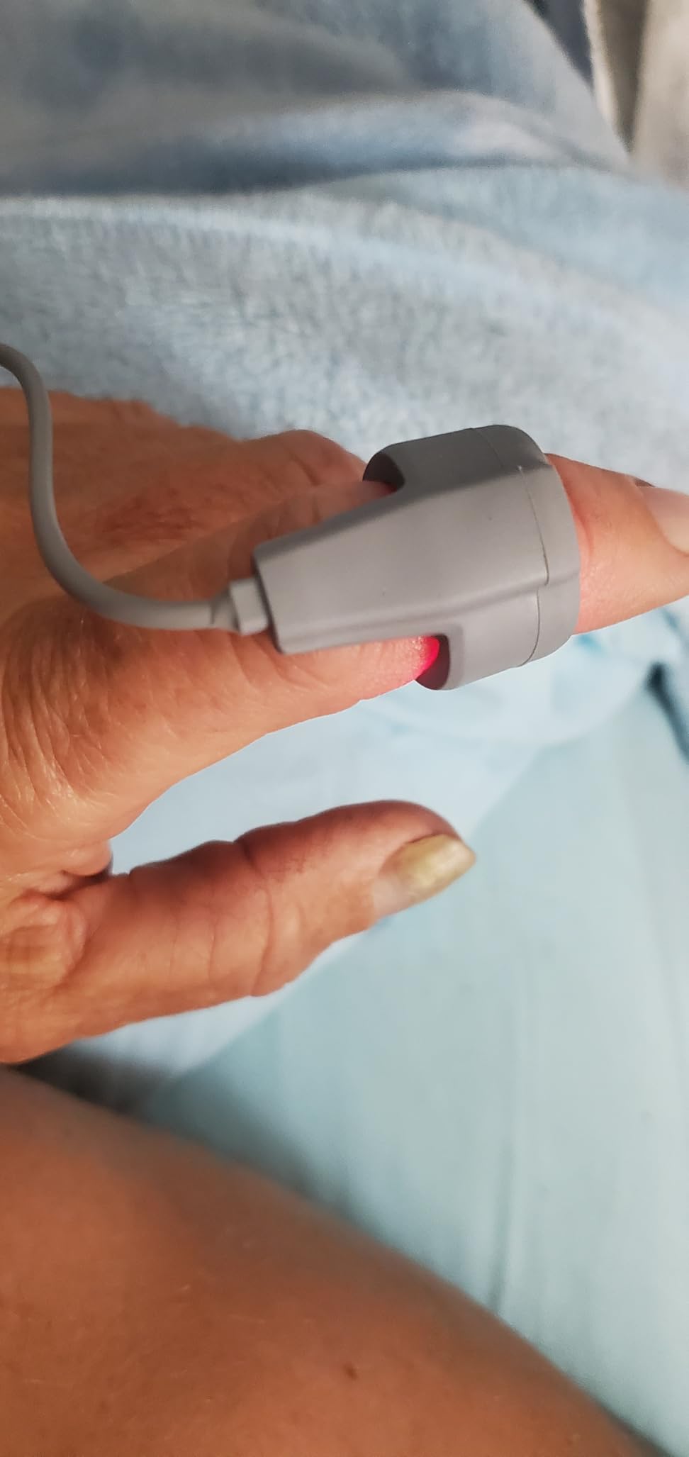 Wellue Wrist Pulse Oximeter | O2 Monitor with 100-hour Battery Life to Record Blood Oxygen Saturation and Pulse Rate | Export the Report via APP/PC customer photo 2