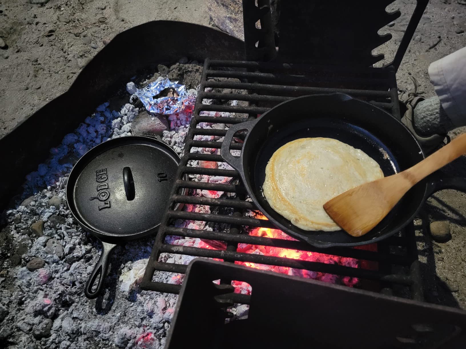Lodge Pre-Seasoned Cast Iron Deep Camp Dutch Oven with Lid, 8 Quart customer photo 2