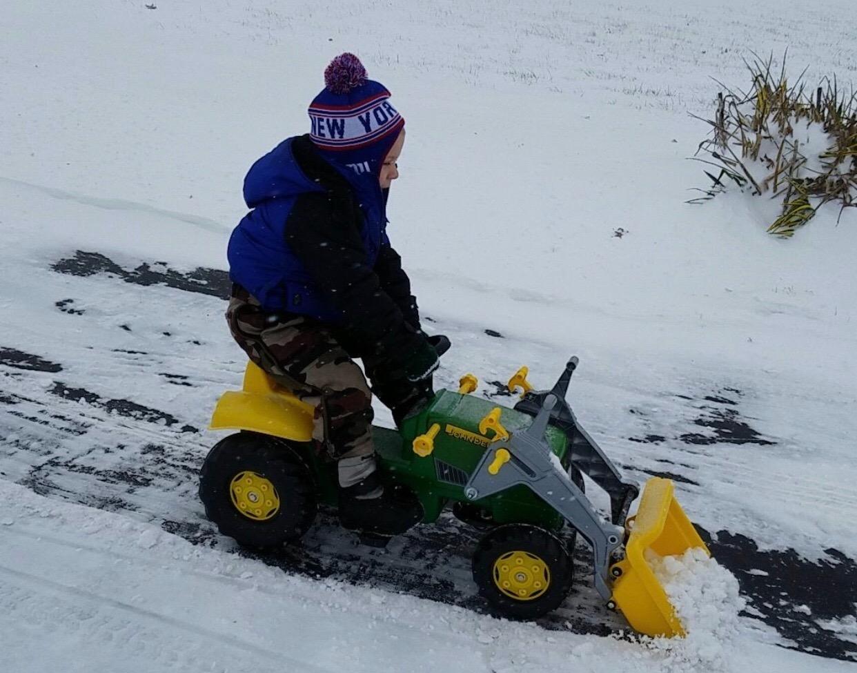 rolly toys John Deere Pedal Tractor with Working Front Loader and Detachable Trailer, Youth Ages 3+ customer photo 1