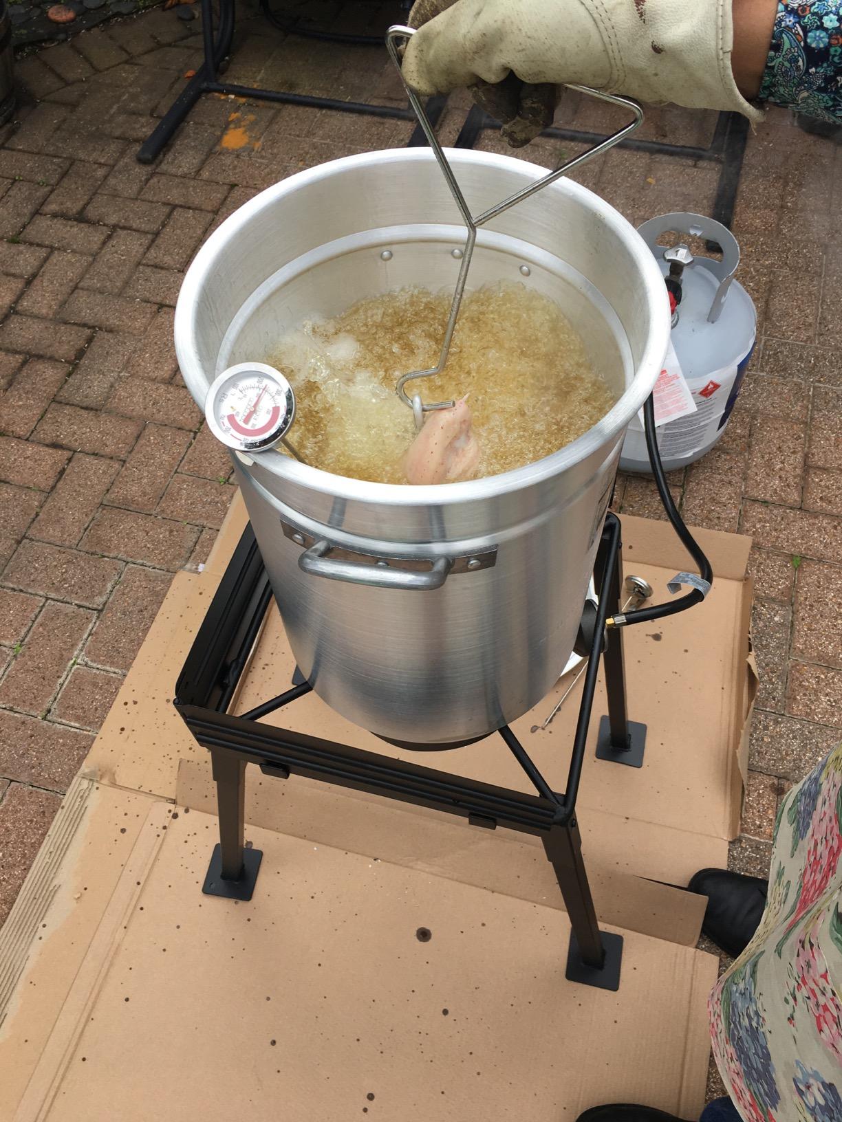 Bayou Classic Turkey Fryer Set - Poultry Rack, Hook, Thermometer, Injector - 30 Qt - Aluminum customer photo 1