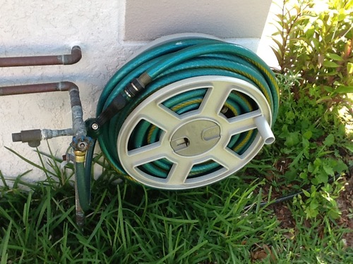 Suncast Sidewinder Wall Mount Garden Hose Reel, 100 Feet Capacity for 5/8 Inch Standard Vinyl Hosepipe, Light Taupe – Resin Water Line Holder for Lawn, Gardening and Outdoor Watering customer photo 1