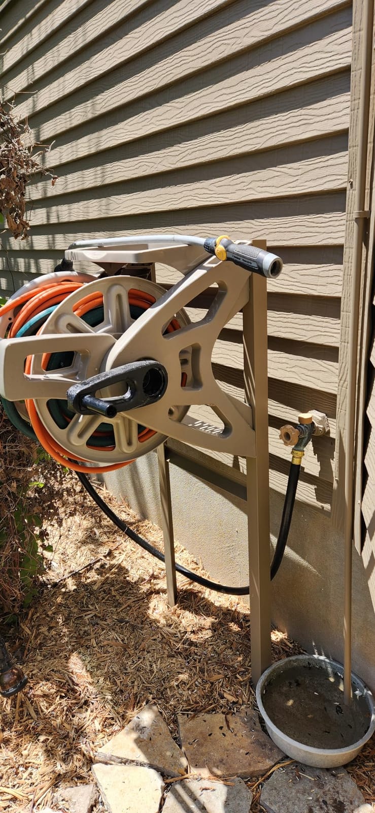 Suncast Slide Trak Garden Hose Reel, Wall-Mount Holder with Storage Tray, Dark Taupe - Outdoor Mounted Organizer for 175 Ft of 5/8
