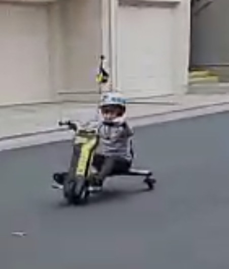 Razor Power Rider 360 9 MPH Drifting Trike Ride-On Electric Powered Tricycle, Black, Yellow customer photo 2