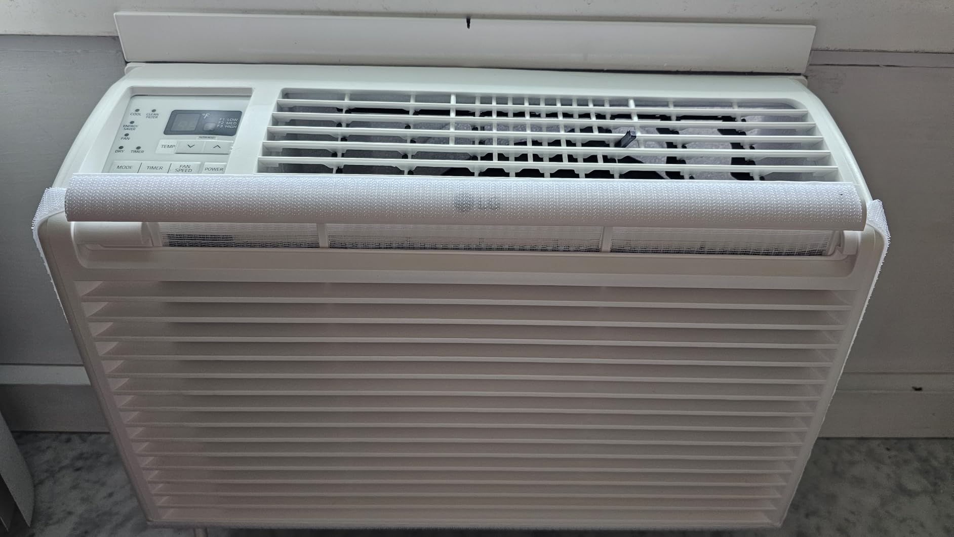 LG 6,000 BTU Window Air Conditioner, 115V, Cools 250 Sq.Ft. for Bedroom, Den, Living Room, Quiet Operation, with Remote, 2 Cooling & Fan Speeds, 2-Way Air Deflection, Auto Restart, White customer photo 2
