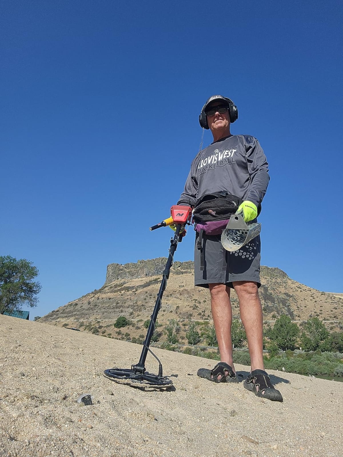 Minelab PRO-FIND 35 Waterproof Pinpointer Metal Detector for Experts with Tone ID & Adjustable Sensitivity (Built-in Flashlight, Holster & Lanyard Included) customer photo 2