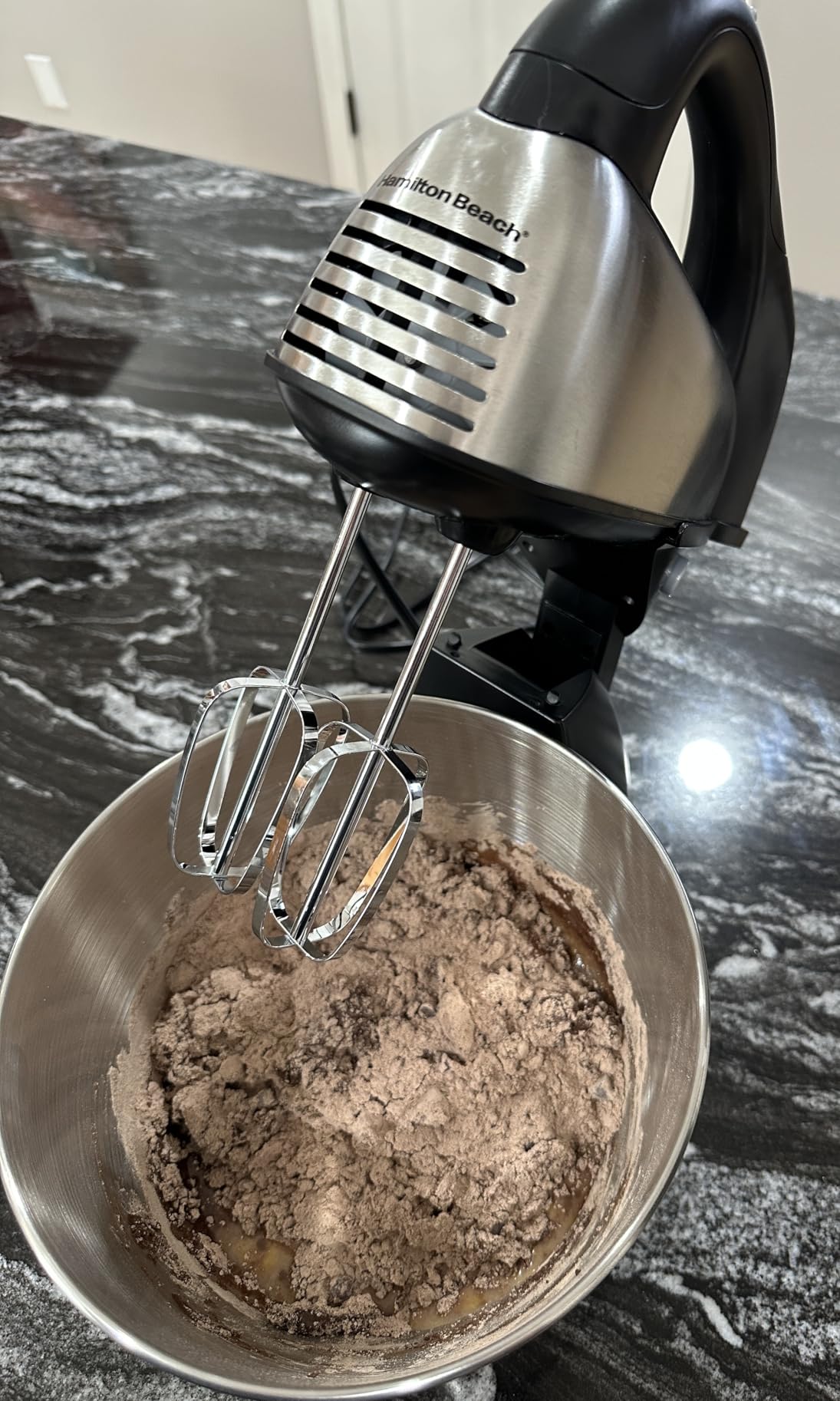 Hamilton Beach Classic Stand and Hand Mixer, 4 Quarts, 6 Speeds with QuickBurst, Bowl Rest, 290 Watts Peak Power, Black and Stainless customer photo 2