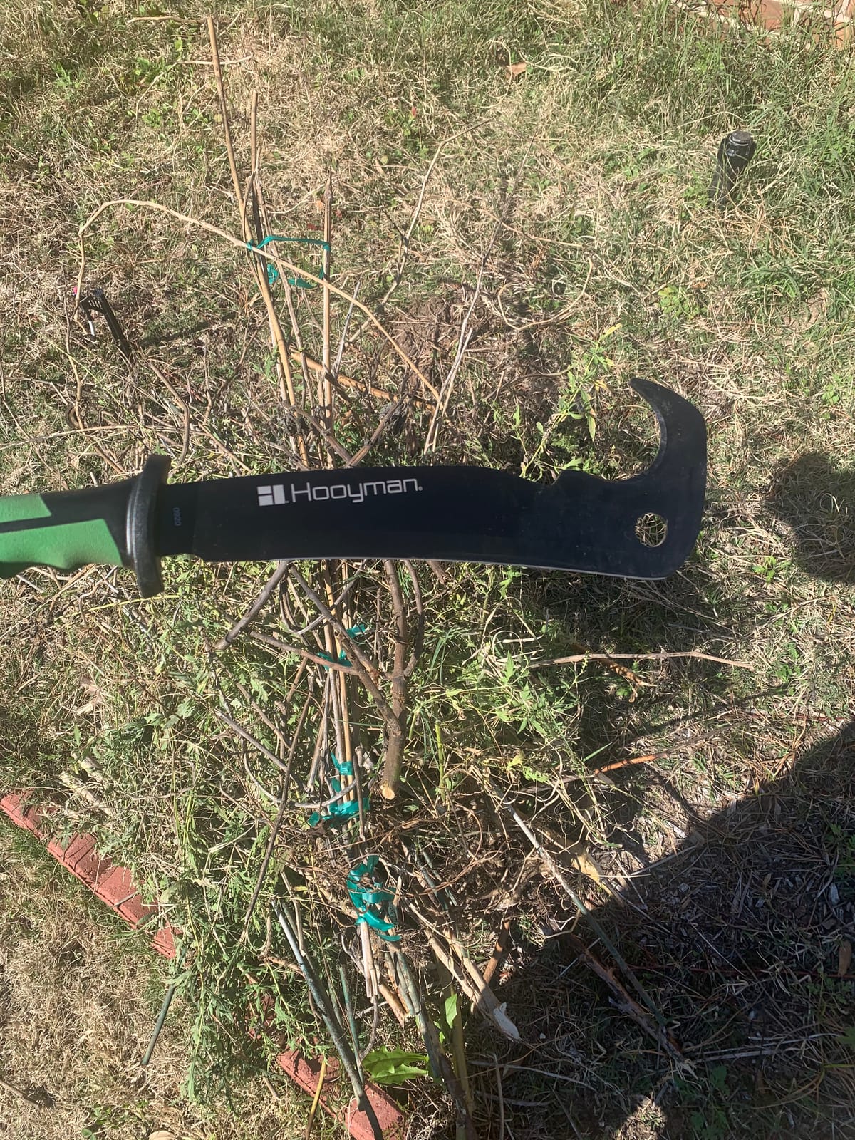 Hooyman Hook ‘em Machete with Heavy Duty Construction, Ergonomic No-Slip Handle and Belt Sheath for Gardening, Land Management, Bushcraft, Hunting and Outdoor,Black/Green customer photo 1