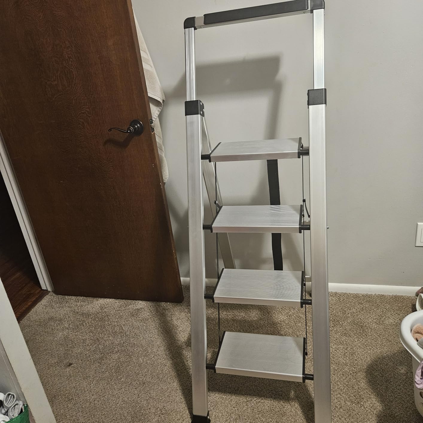 XinSunho 4 Step Ladder, Aluminum Folding Stool with Retractable Handgrip customer photo 1
